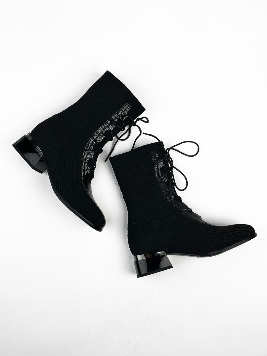 بوت أسود من الجلد والقماش يصل إلى منتصف الساق