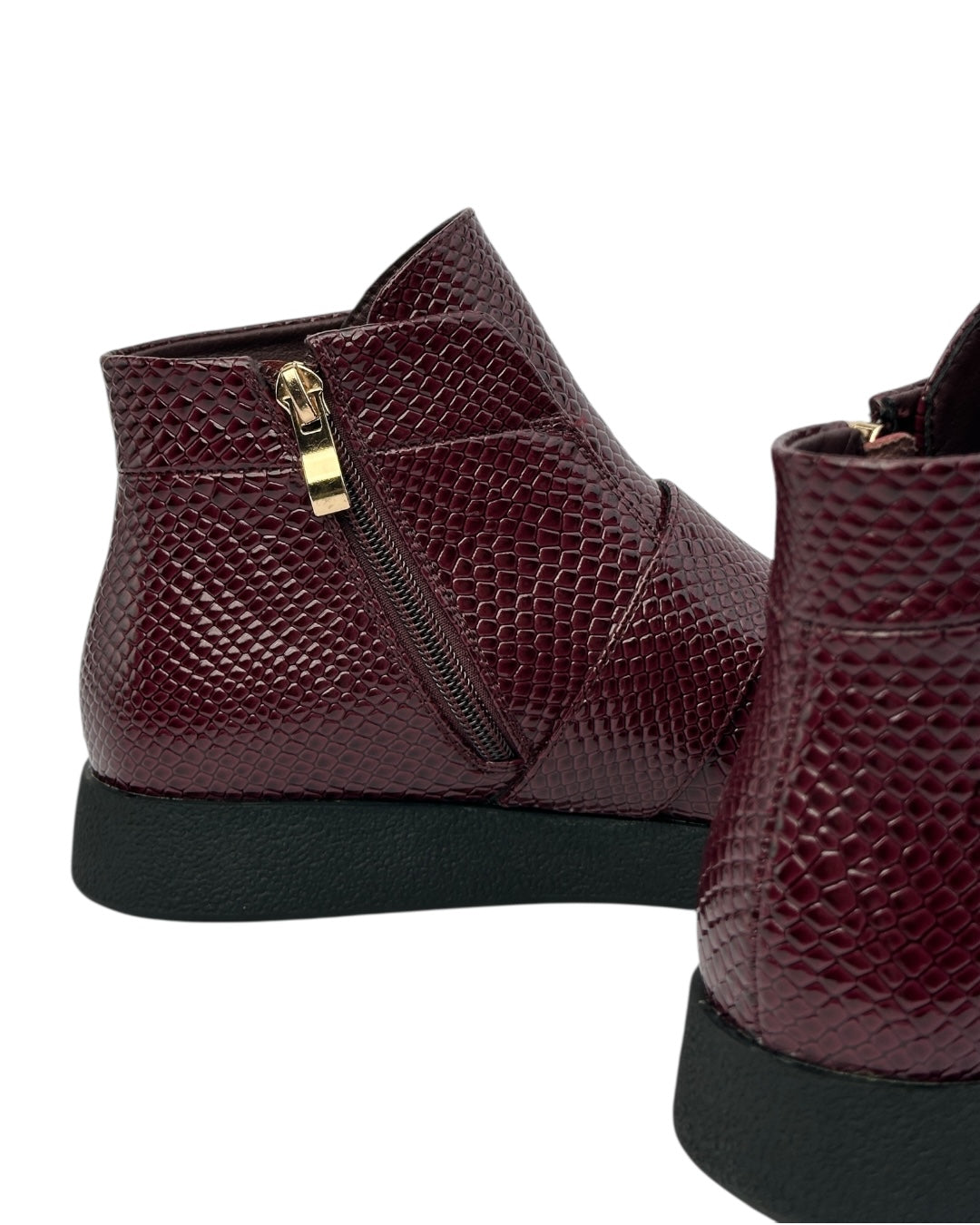 حذاء مسطح بنقشة جلد الثعبان مع مشبك ذهبي