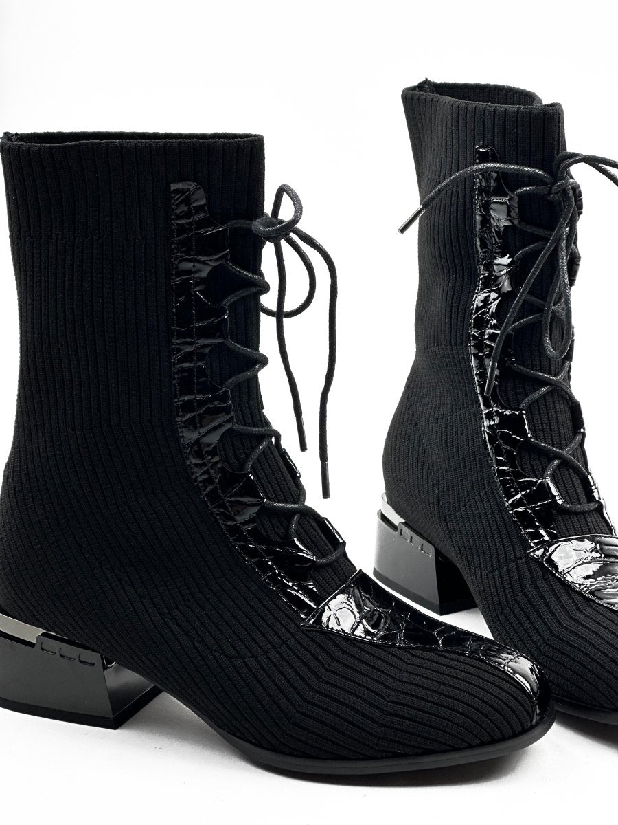 بوت أسود من الجلد والقماش يصل إلى منتصف الساق