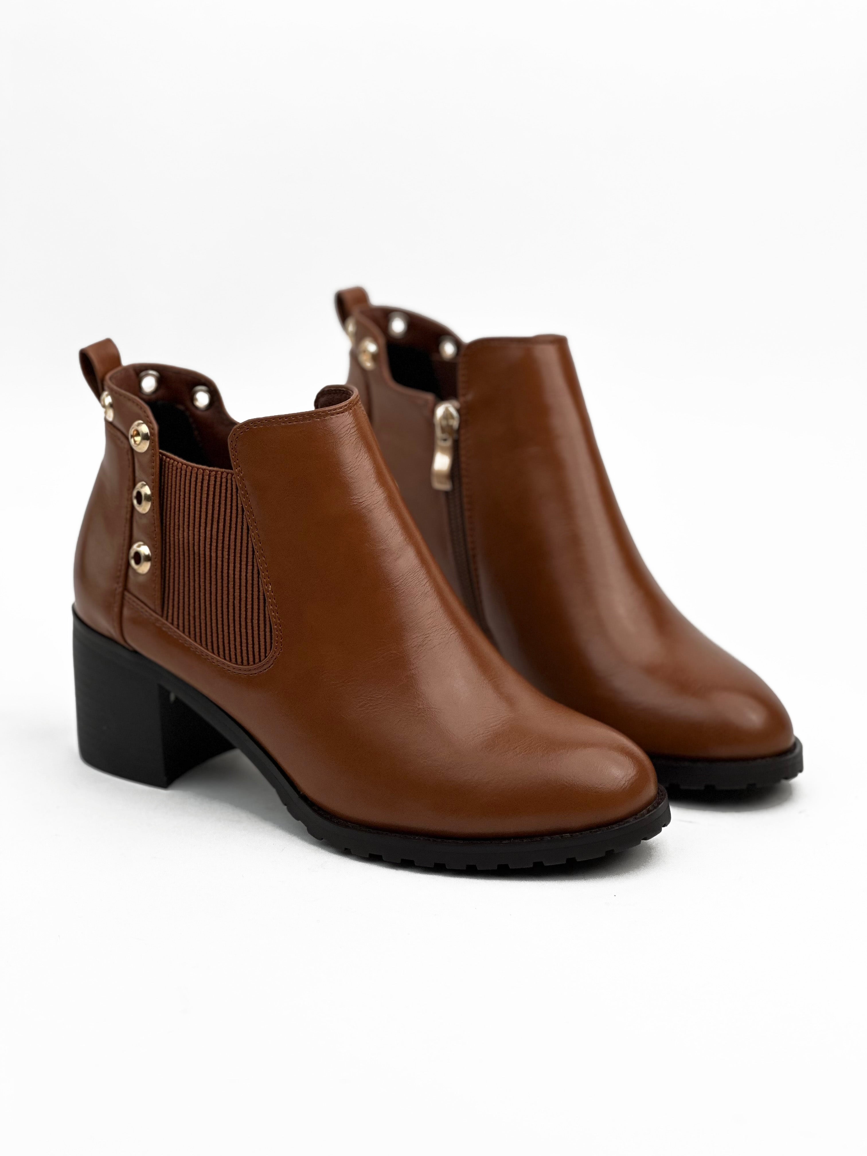 أحذية جلدية قصيرة