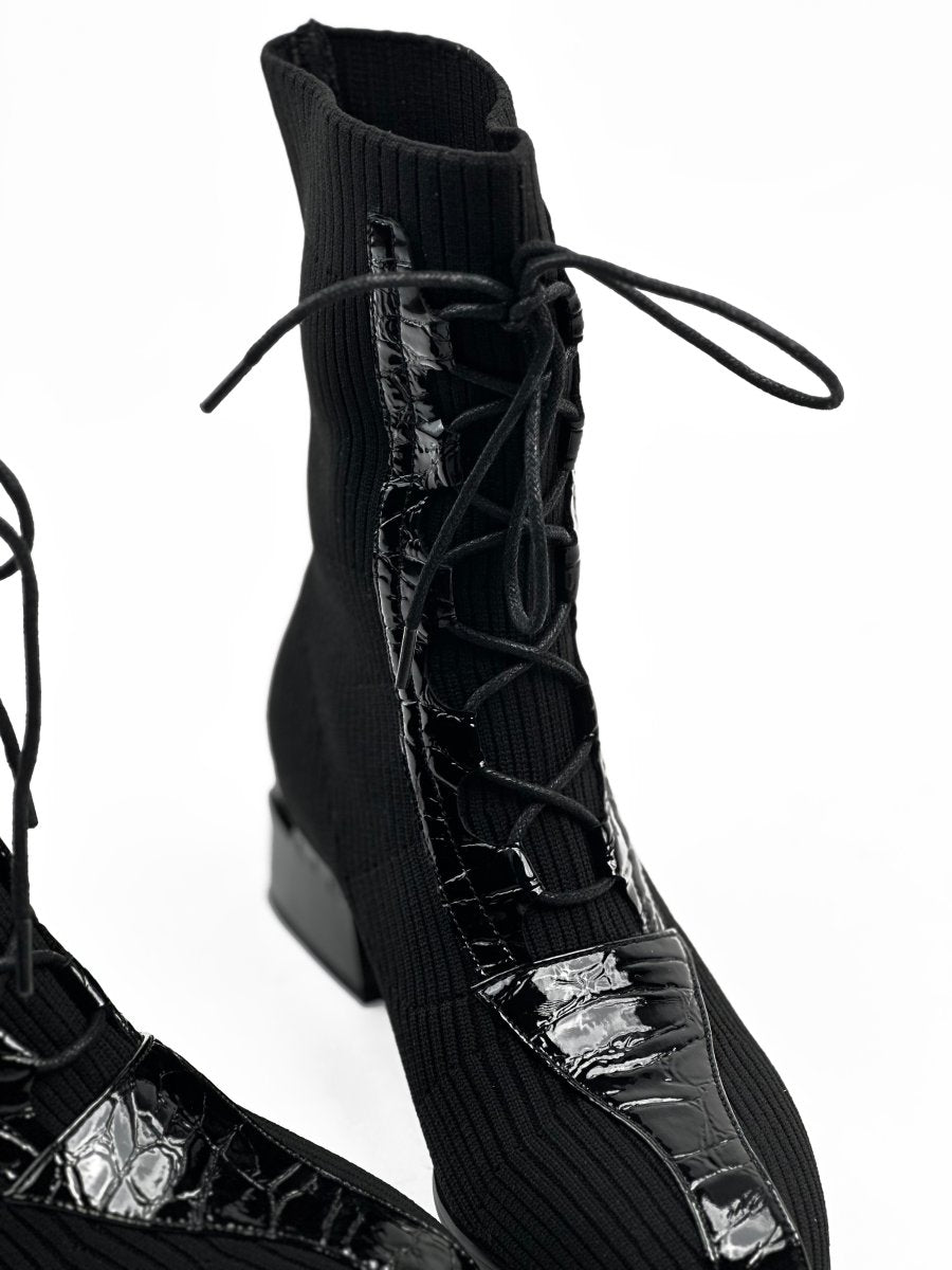 بوت أسود من الجلد والقماش يصل إلى منتصف الساق