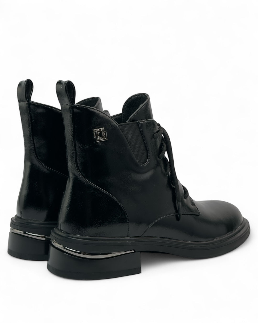 حذاء قصير من الجلد مزود بأربطة وسحاب جانبي