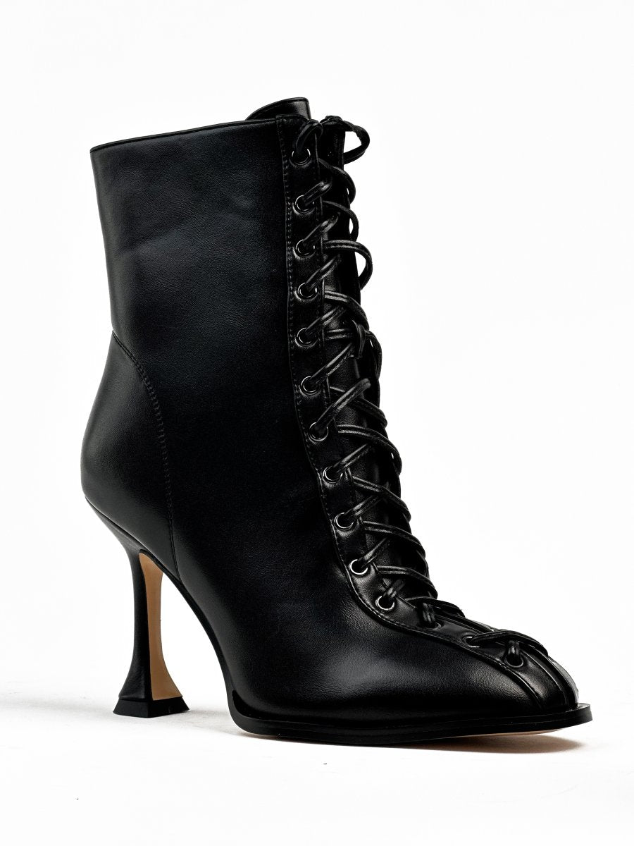 حذاء من جلد الغزال يصل إلى منتصف الساق