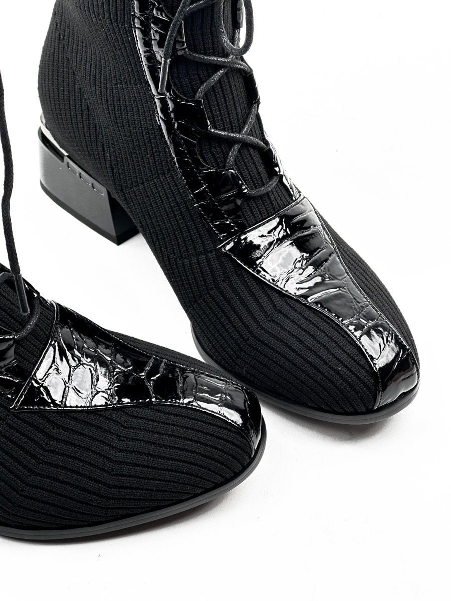 بوت أسود من الجلد والقماش يصل إلى منتصف الساق