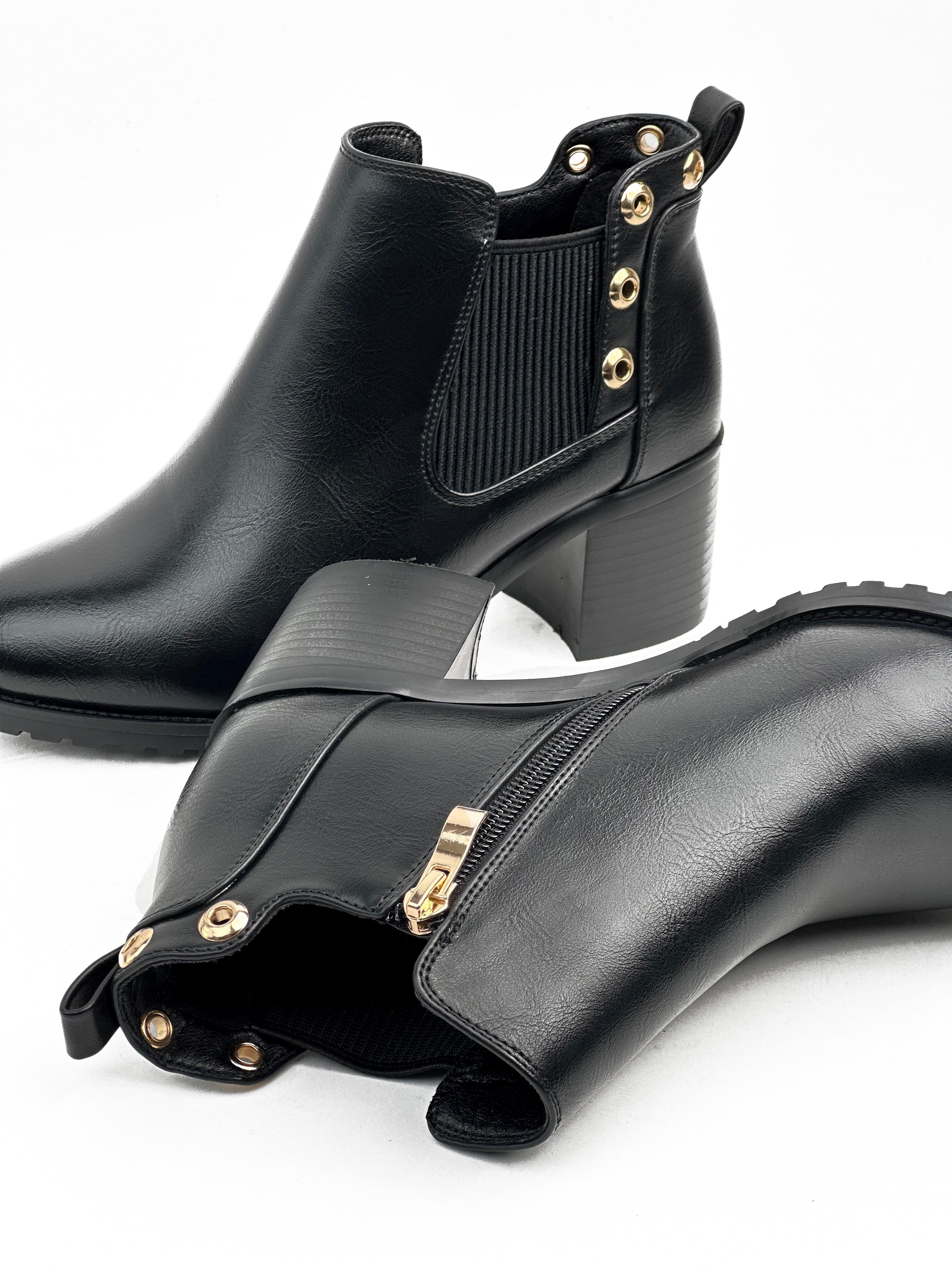 أحذية جلدية قصيرة