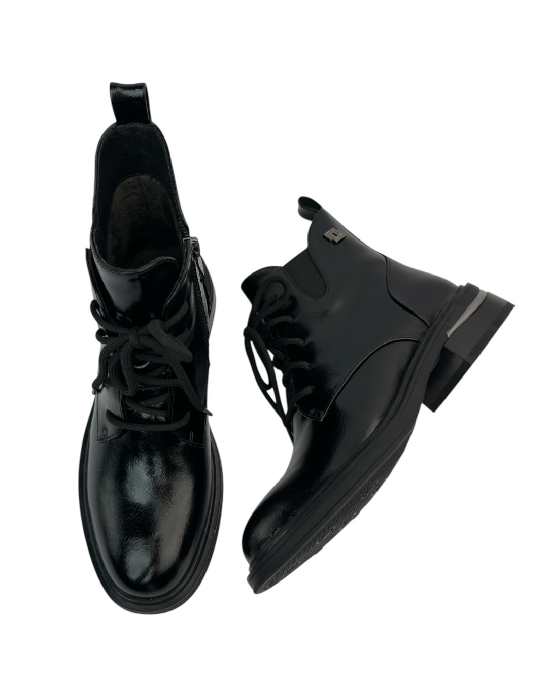 حذاء قصير من الجلد مزود بأربطة وسحاب جانبي