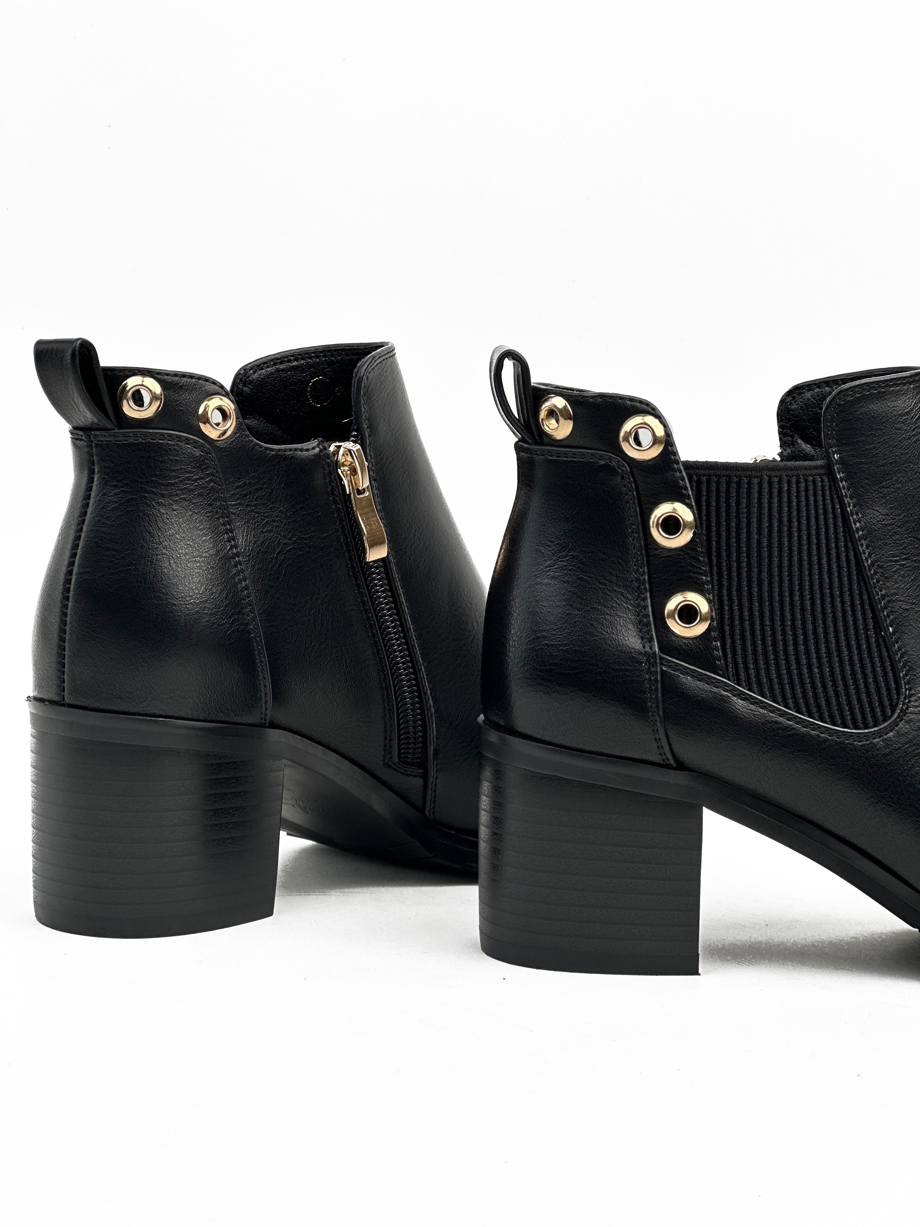 أحذية جلدية قصيرة