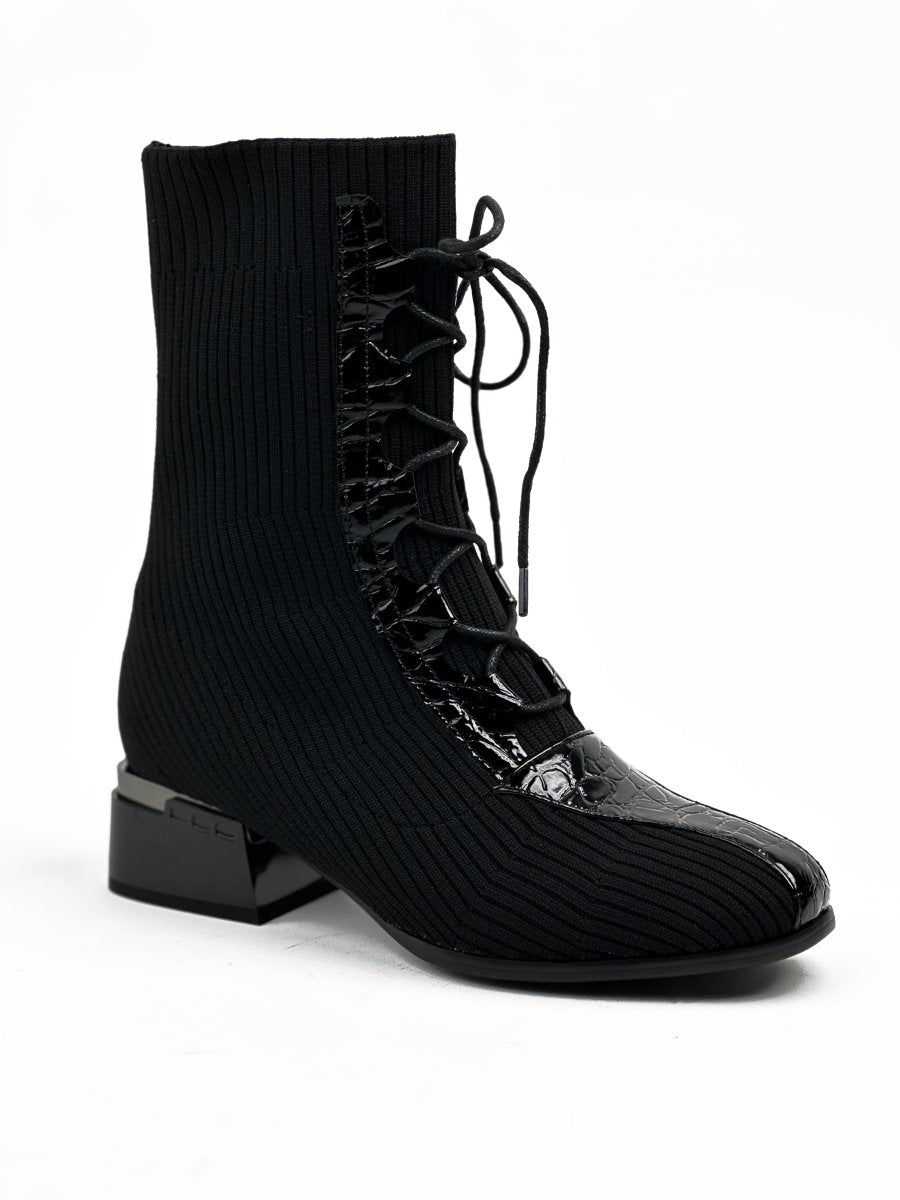 بوت أسود من الجلد والقماش يصل إلى منتصف الساق