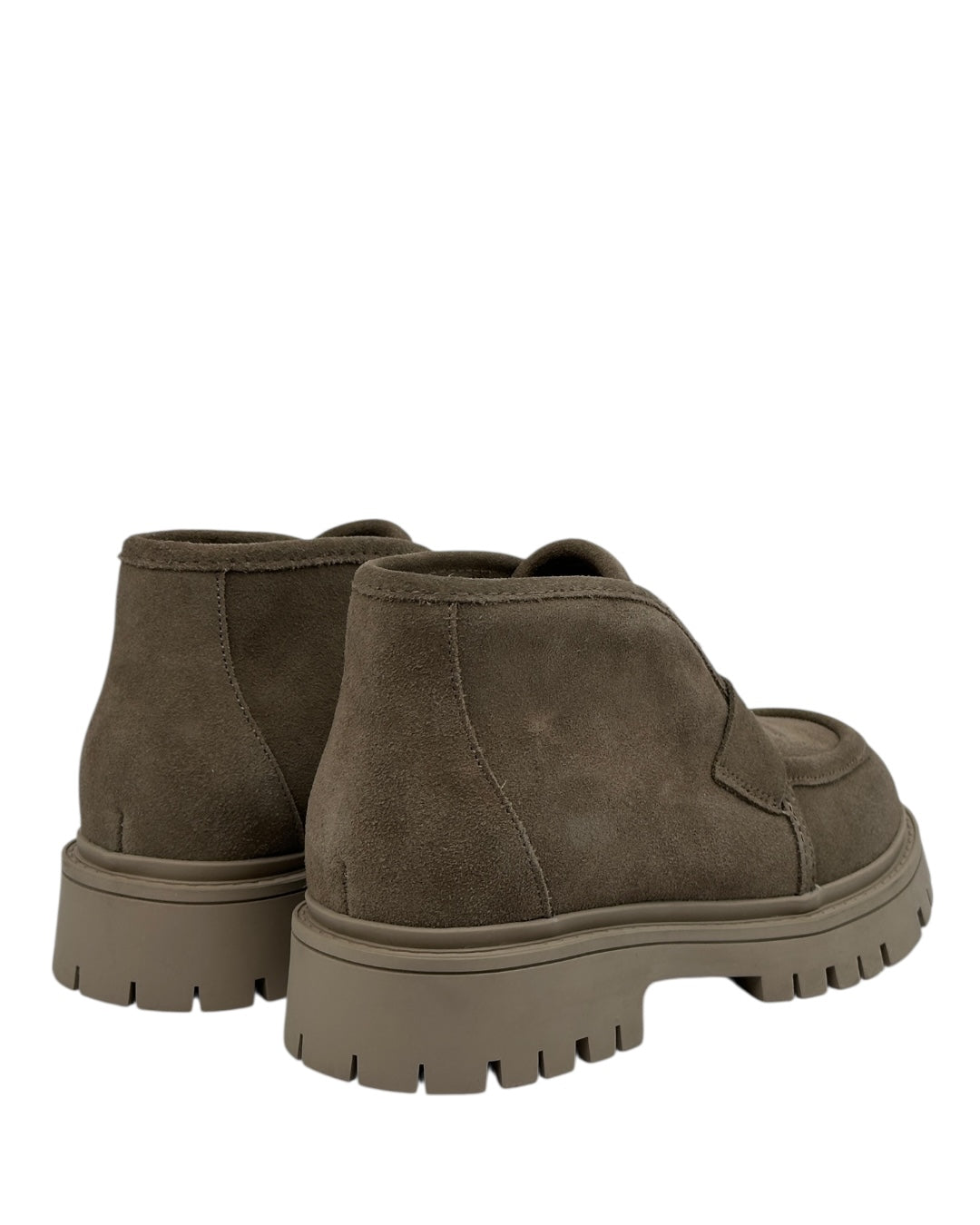 حذاء من جلد الغزال بنعل سميك