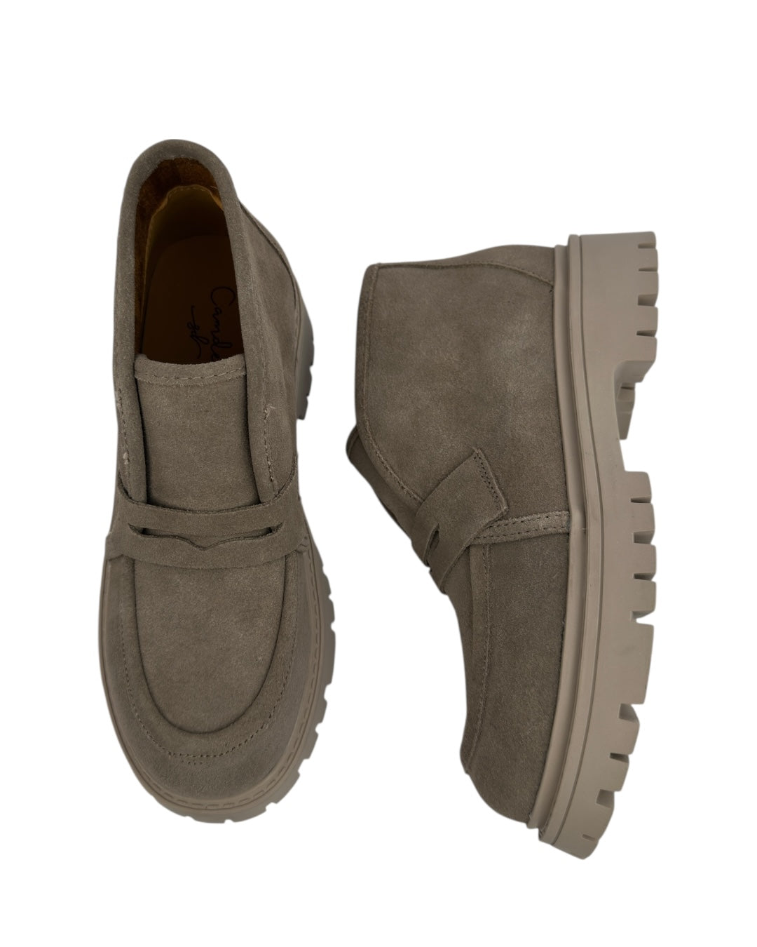 حذاء من جلد الغزال بنعل سميك