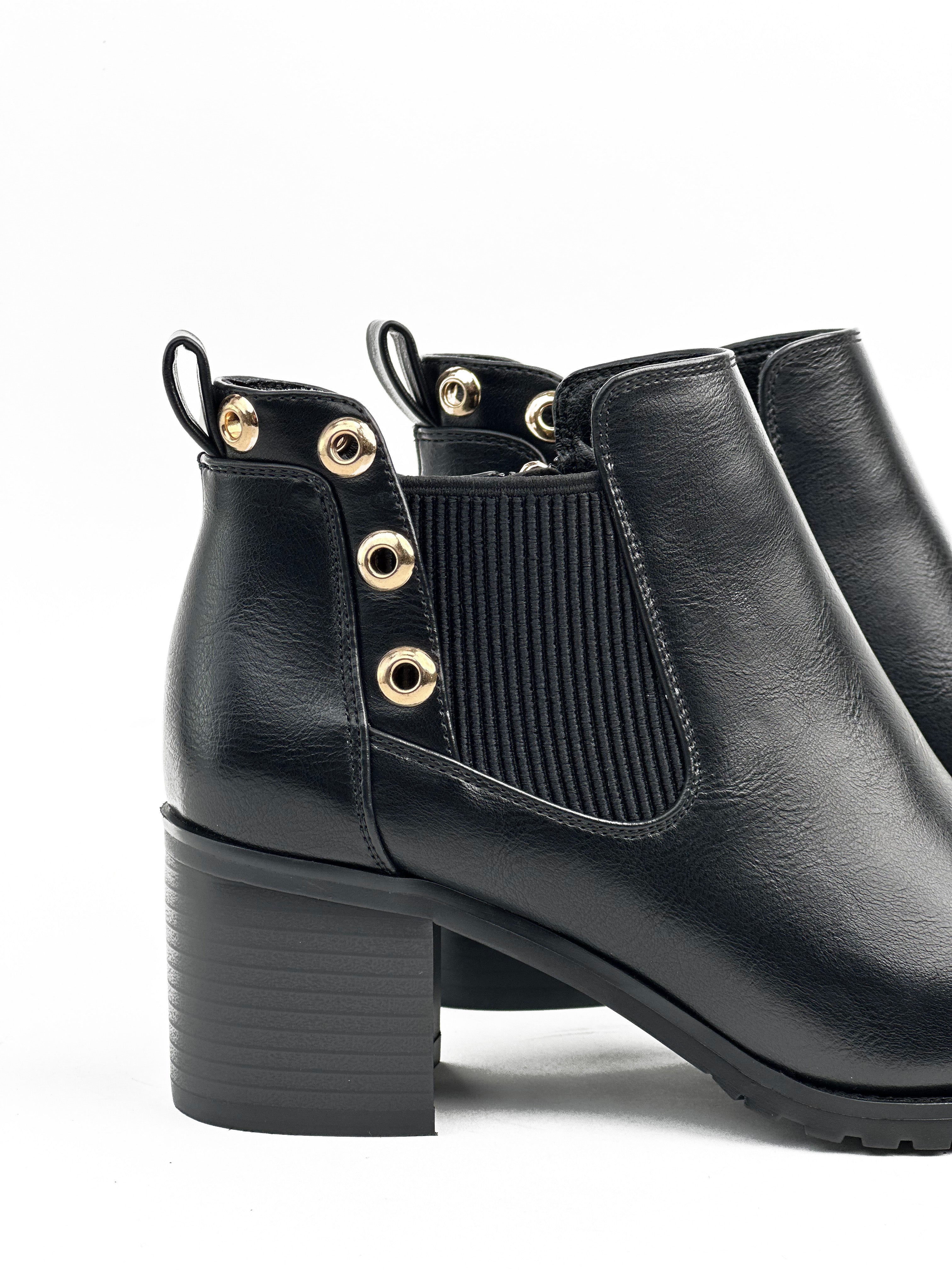 أحذية جلدية قصيرة