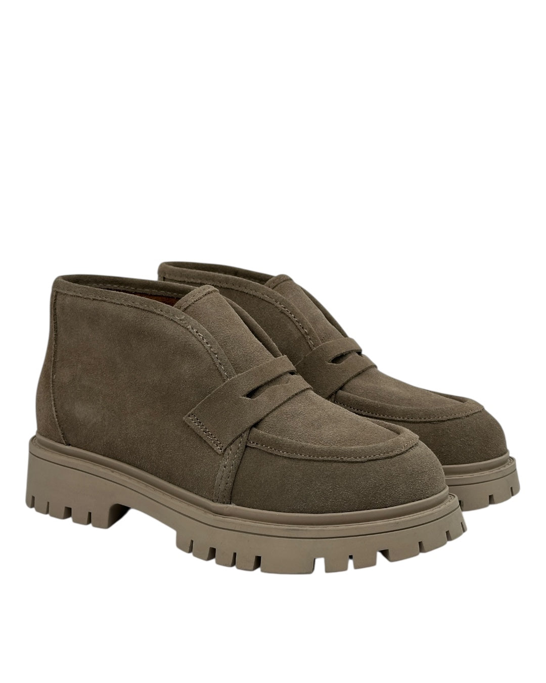 حذاء من جلد الغزال بنعل سميك