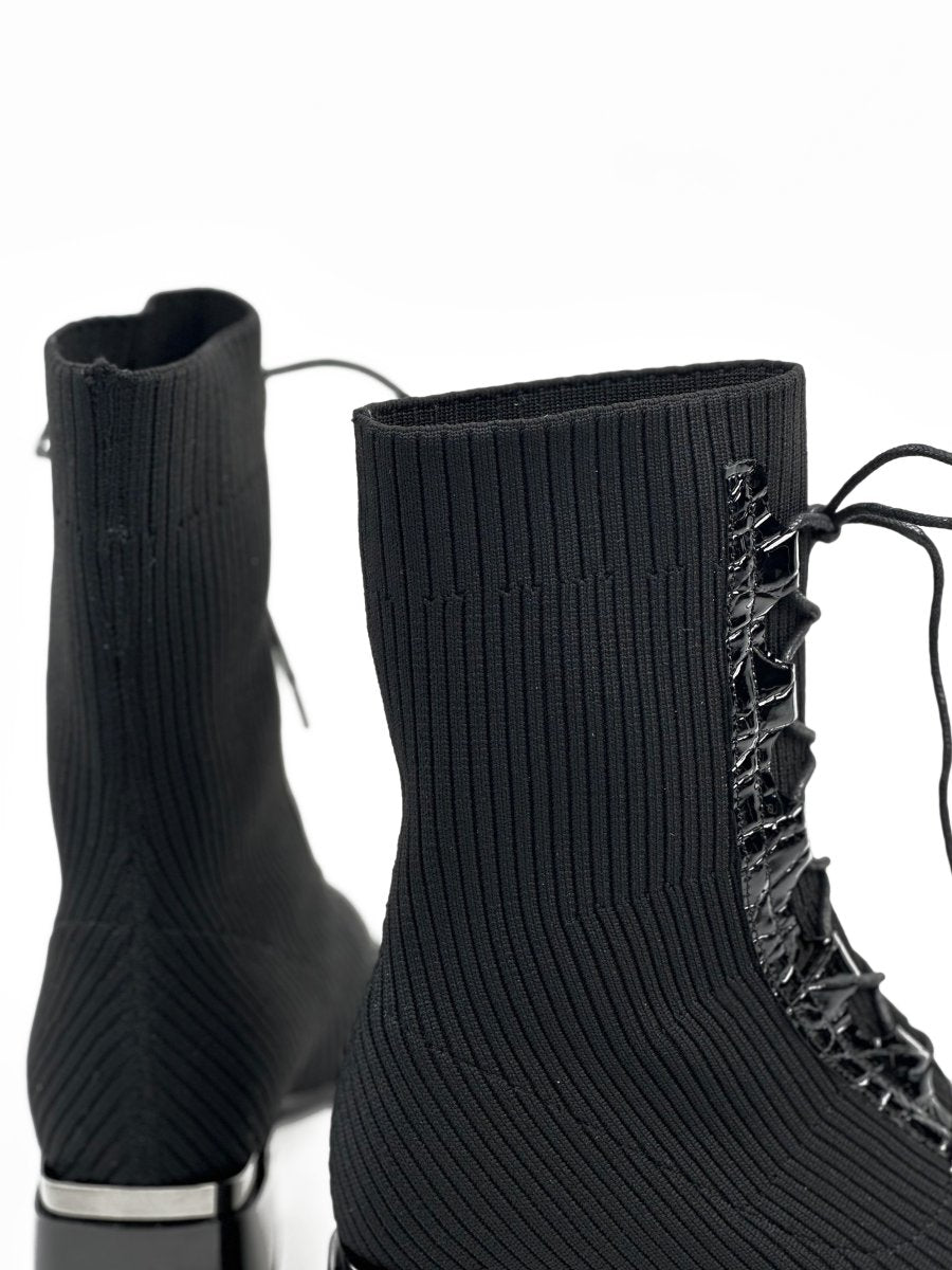 بوت أسود من الجلد والقماش يصل إلى منتصف الساق