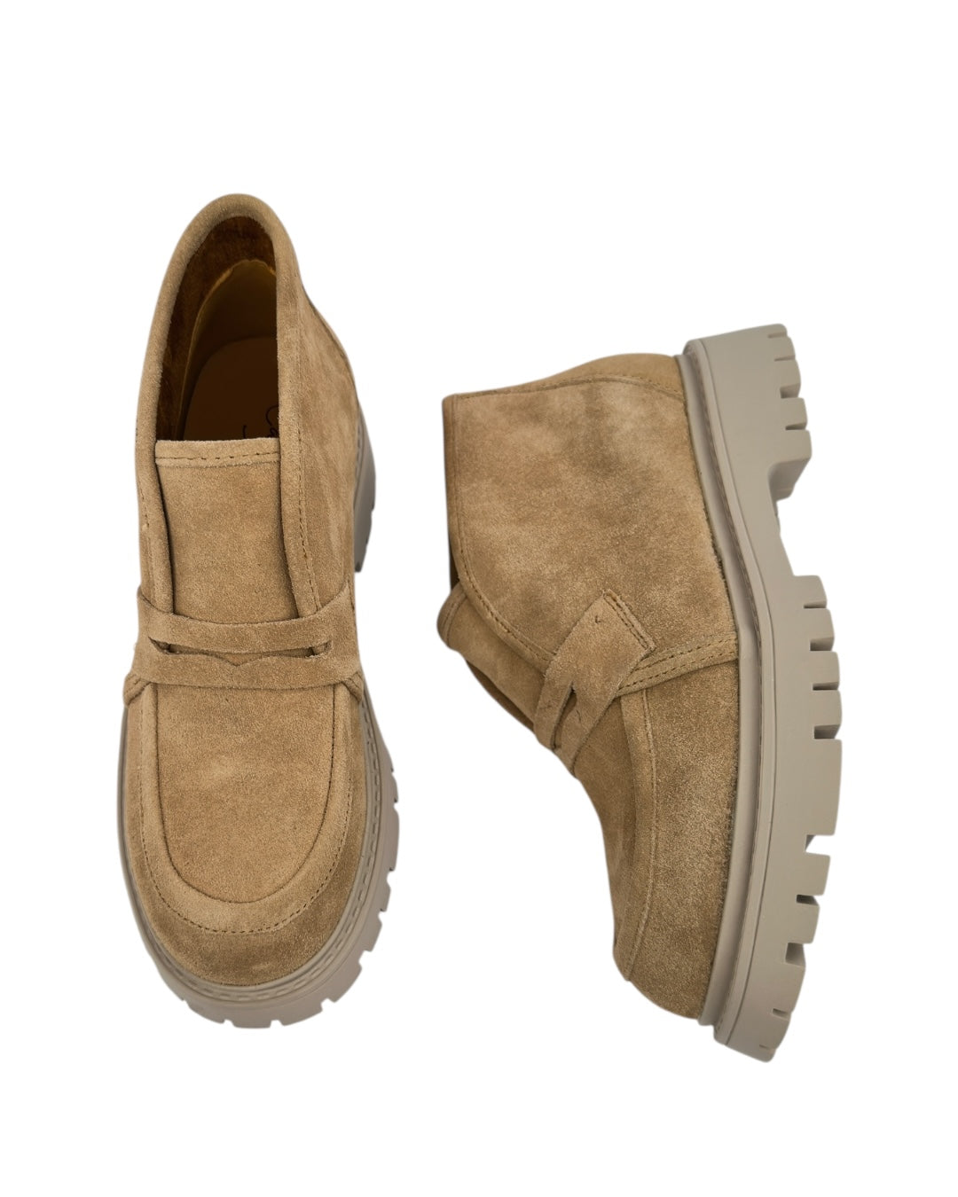 حذاء من جلد الغزال بنعل سميك