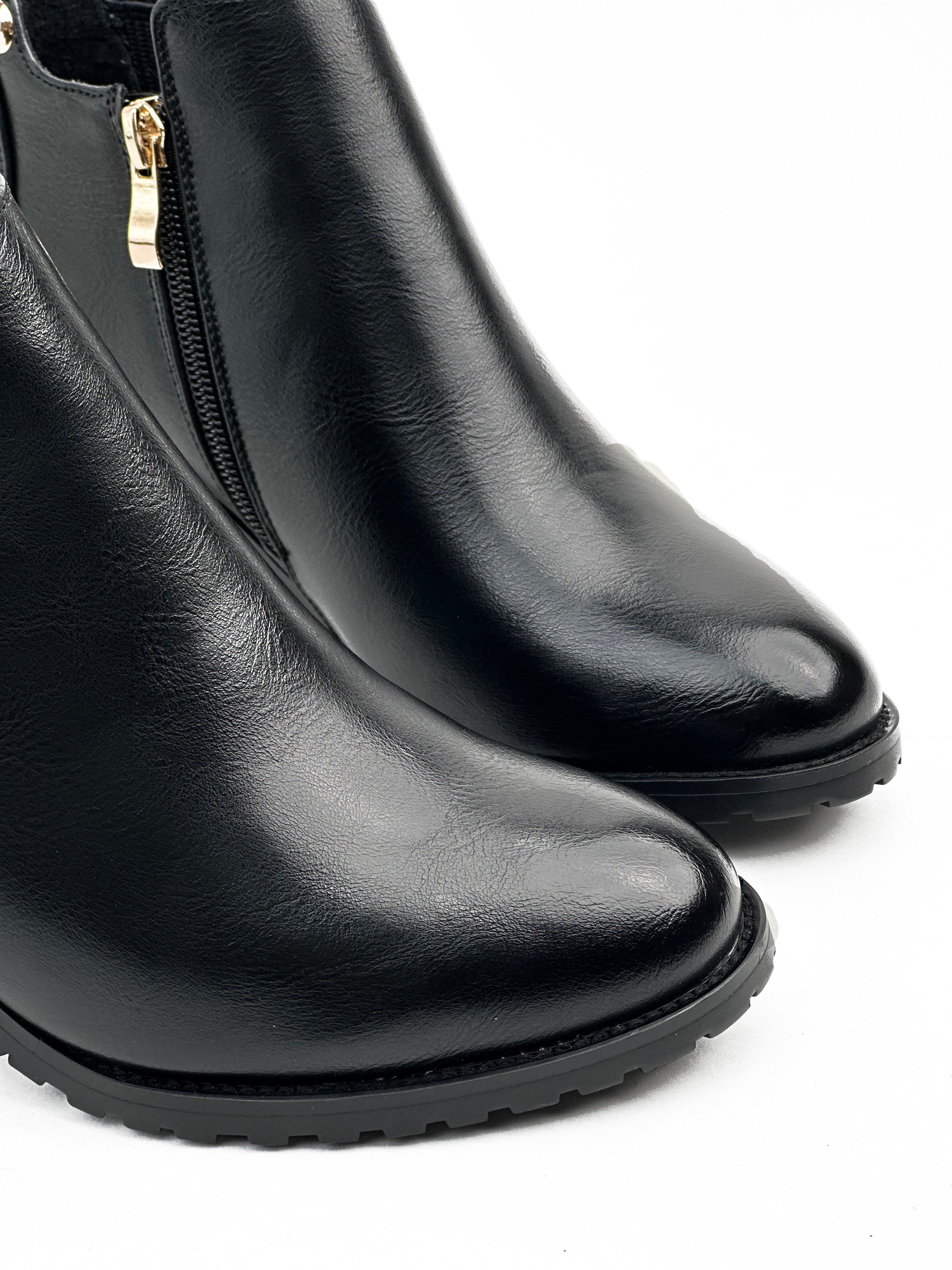 أحذية جلدية قصيرة