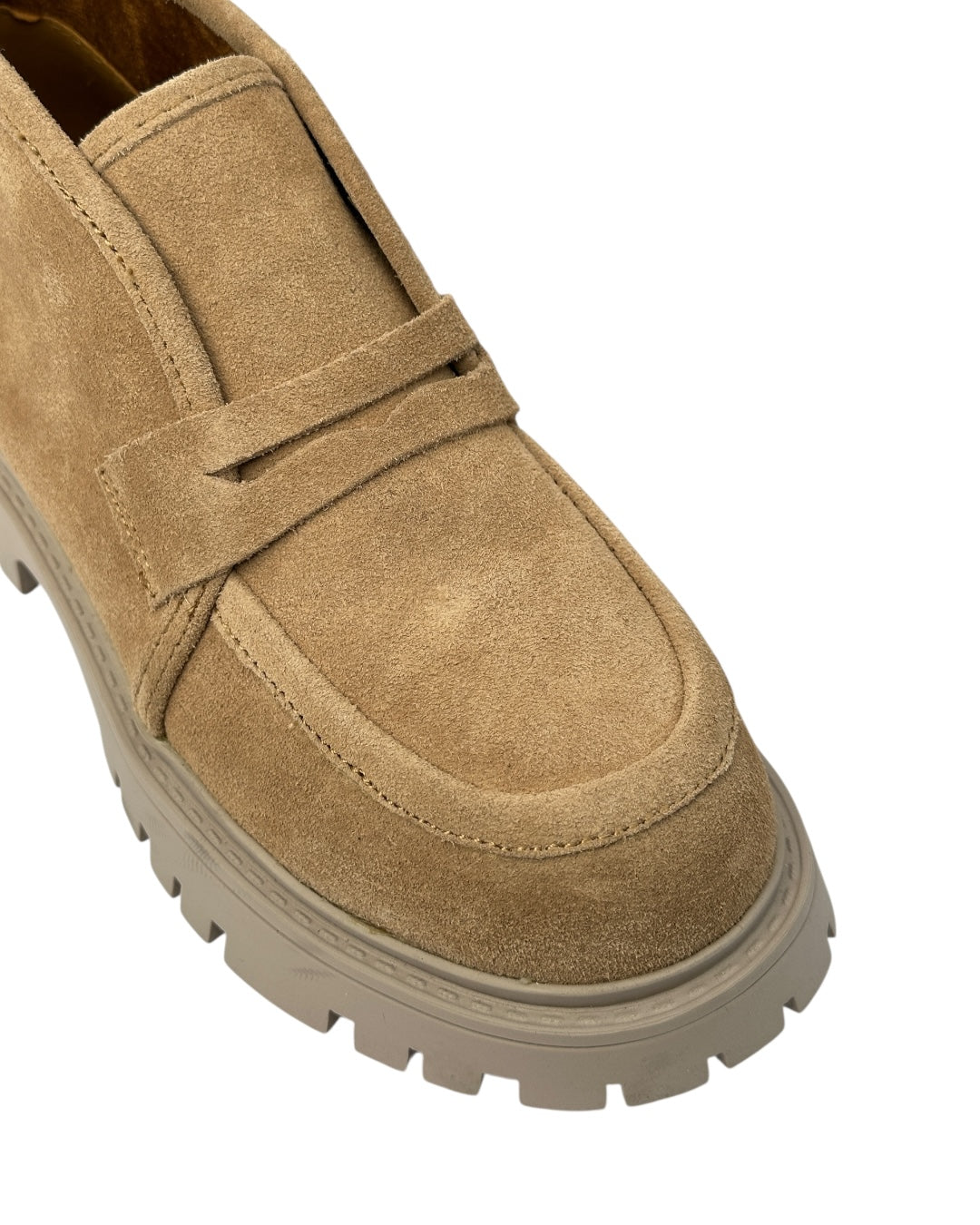 حذاء من جلد الغزال بنعل سميك