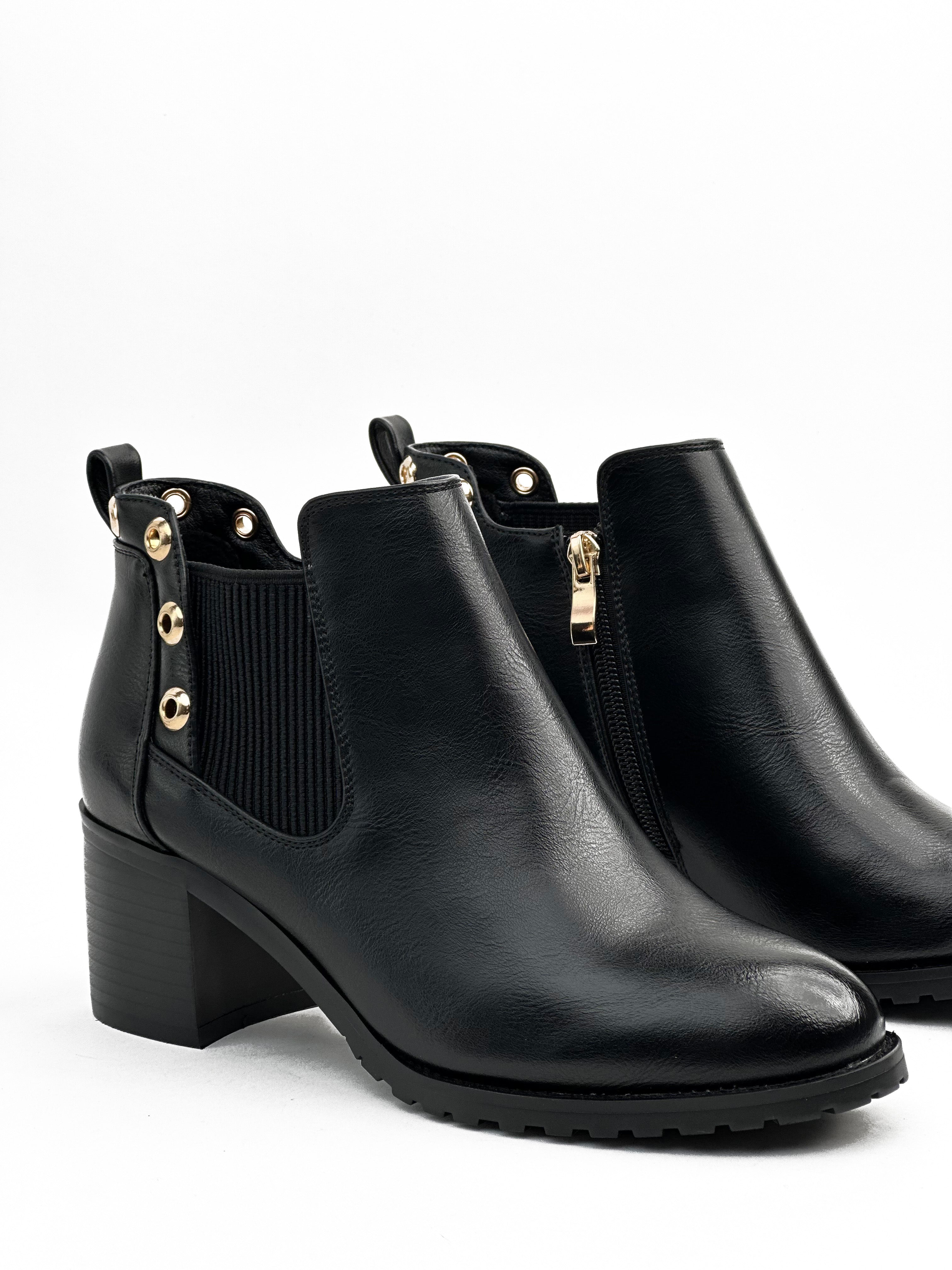 أحذية جلدية قصيرة