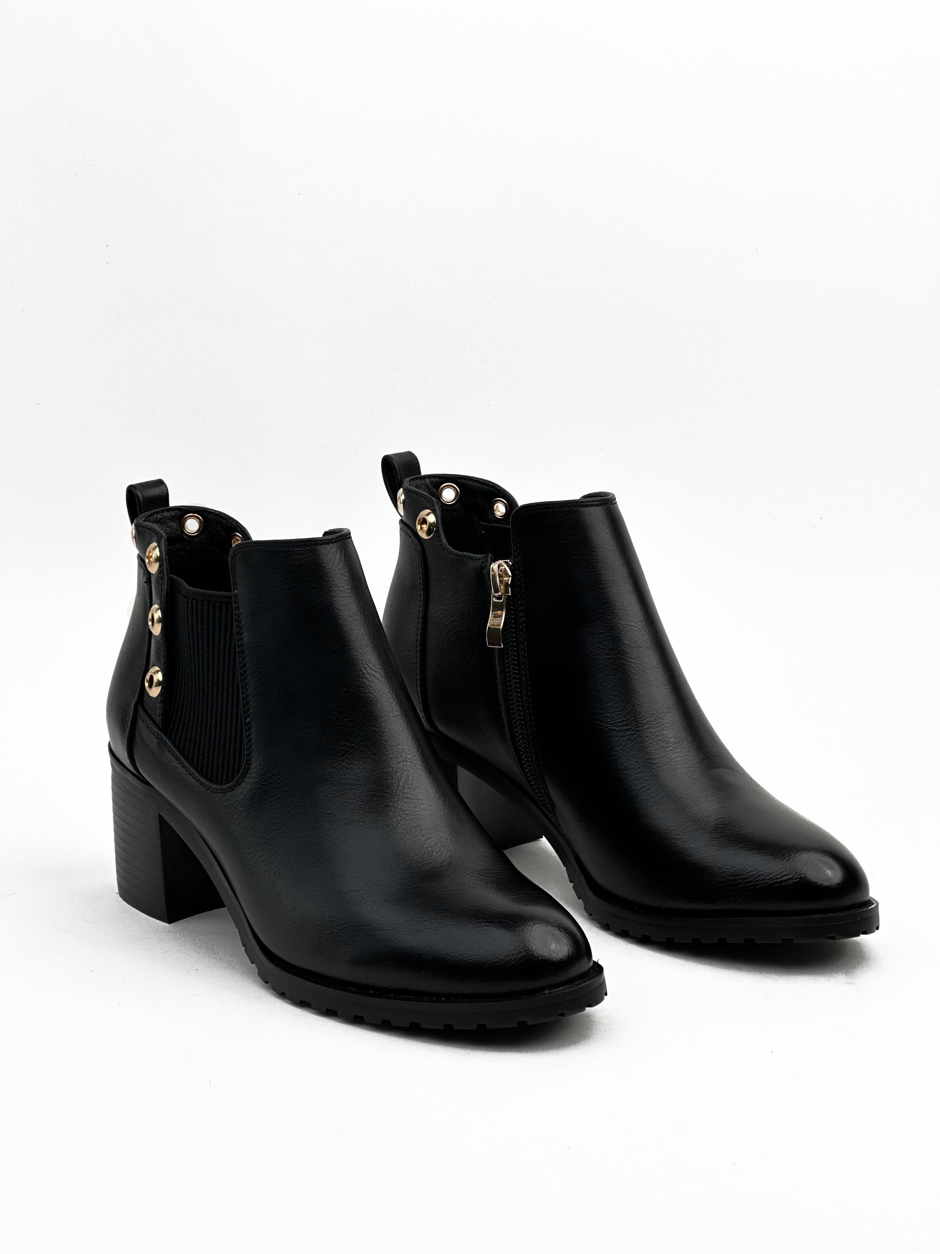 أحذية جلدية قصيرة