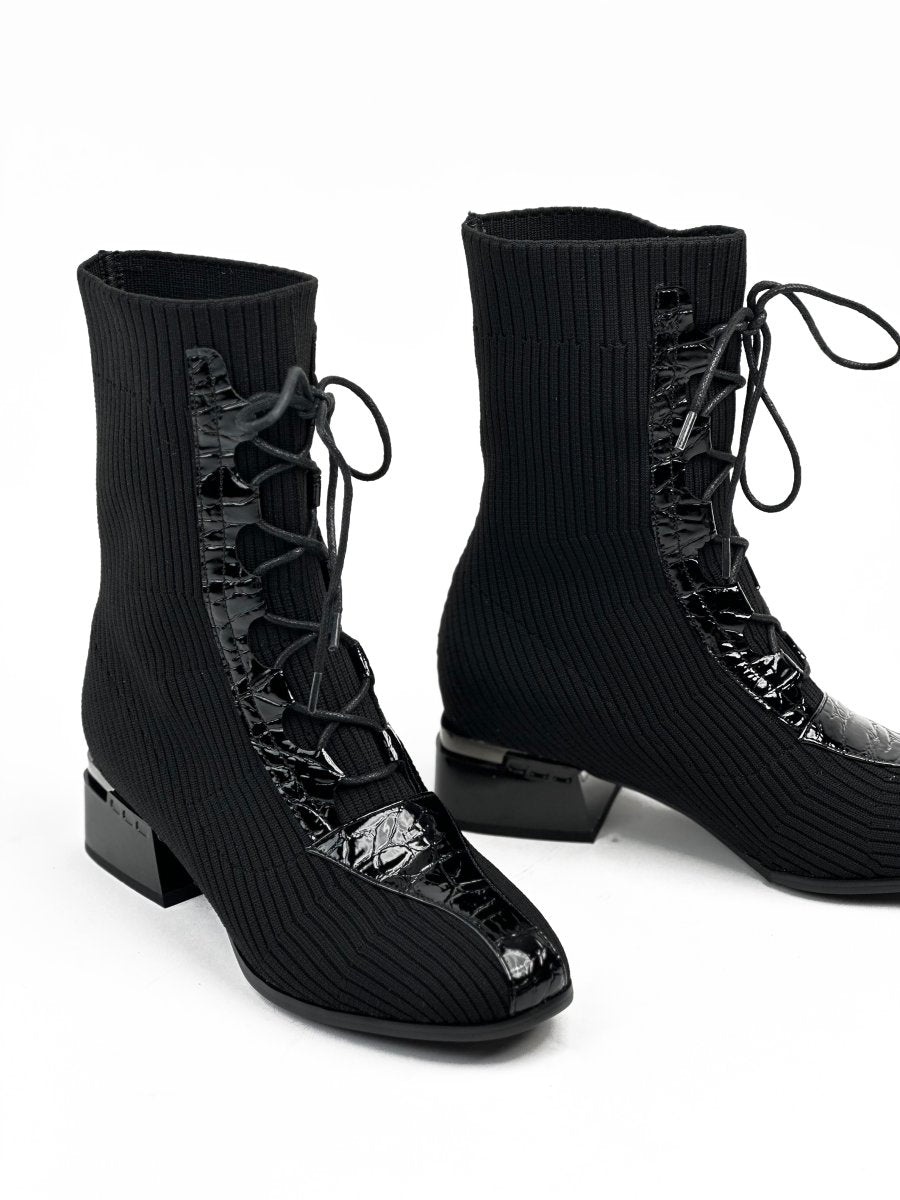 بوت أسود من الجلد والقماش يصل إلى منتصف الساق