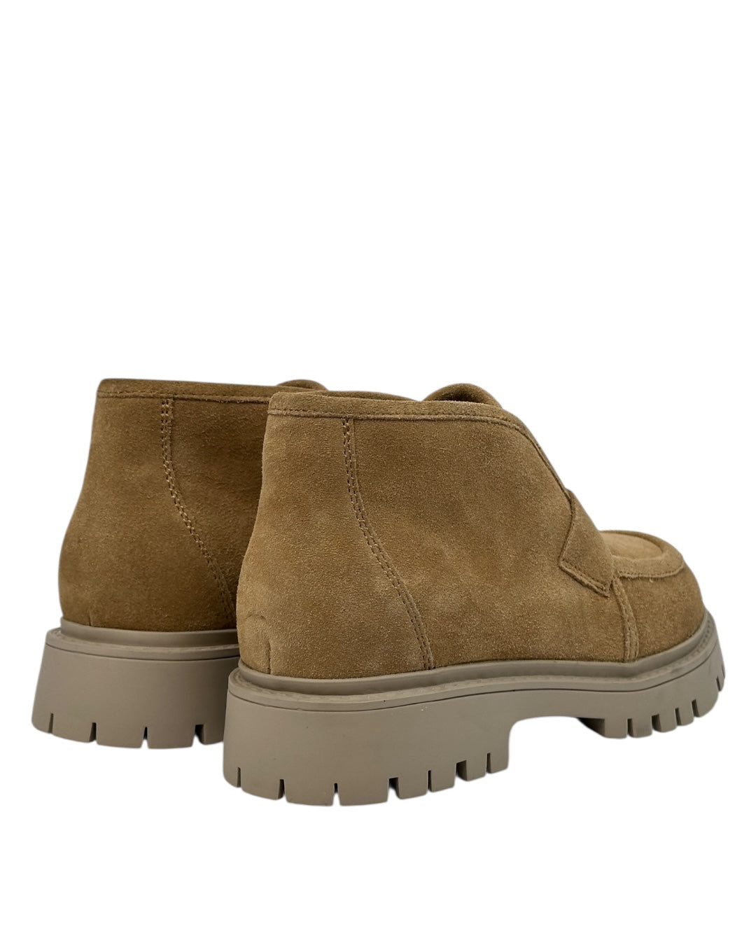 حذاء من جلد الغزال بنعل سميك