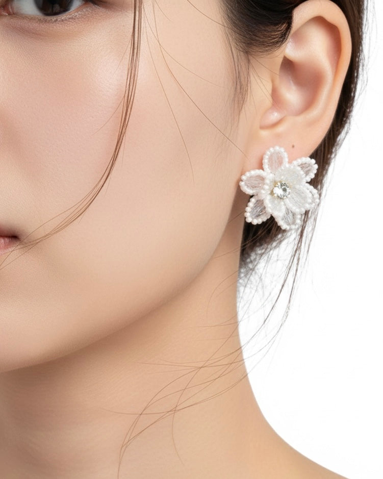 أقراط على شكل وردة مزينة باللؤلؤ