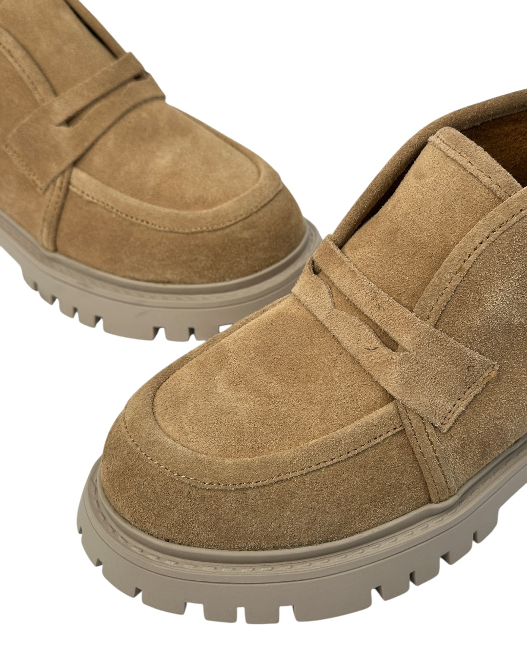 حذاء من جلد الغزال بنعل سميك