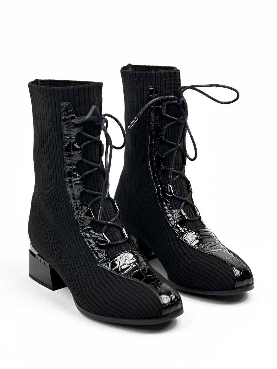 بوت أسود من الجلد والقماش يصل إلى منتصف الساق