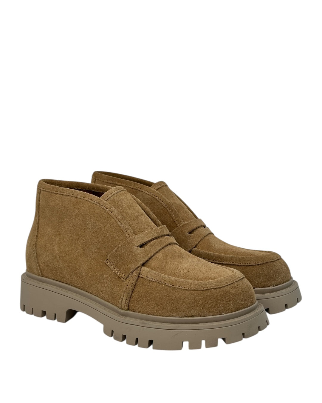 حذاء من جلد الغزال بنعل سميك