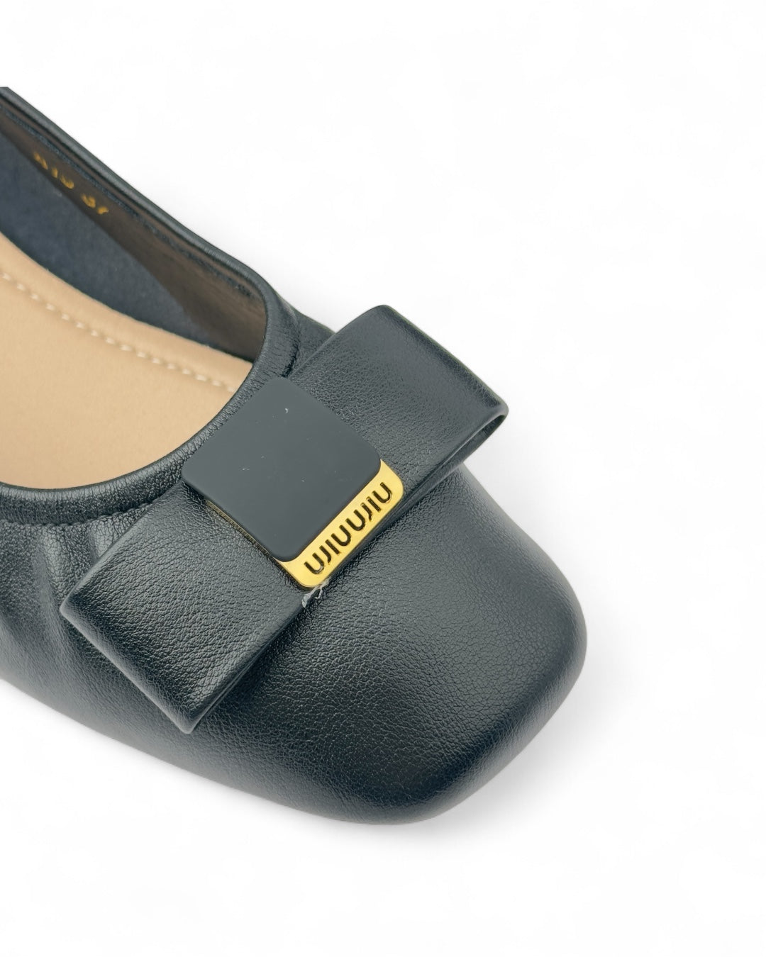 حذاء متوسط ​​"بالرينيه" كلاسيكي بجلد ناعم، كعب عريض ومزين بفيونكة مودرن