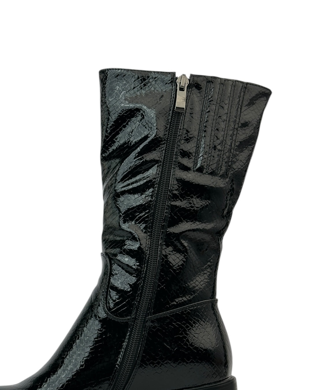 حذاء لامع بنقشة جلد الثعبان