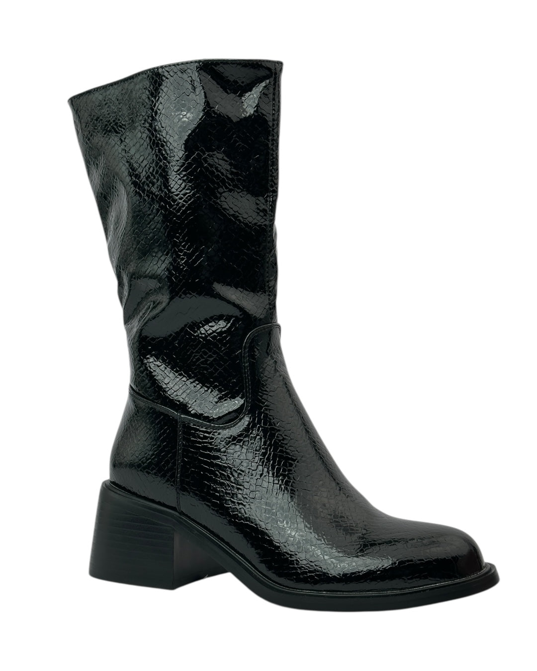 حذاء لامع بنقشة جلد الثعبان