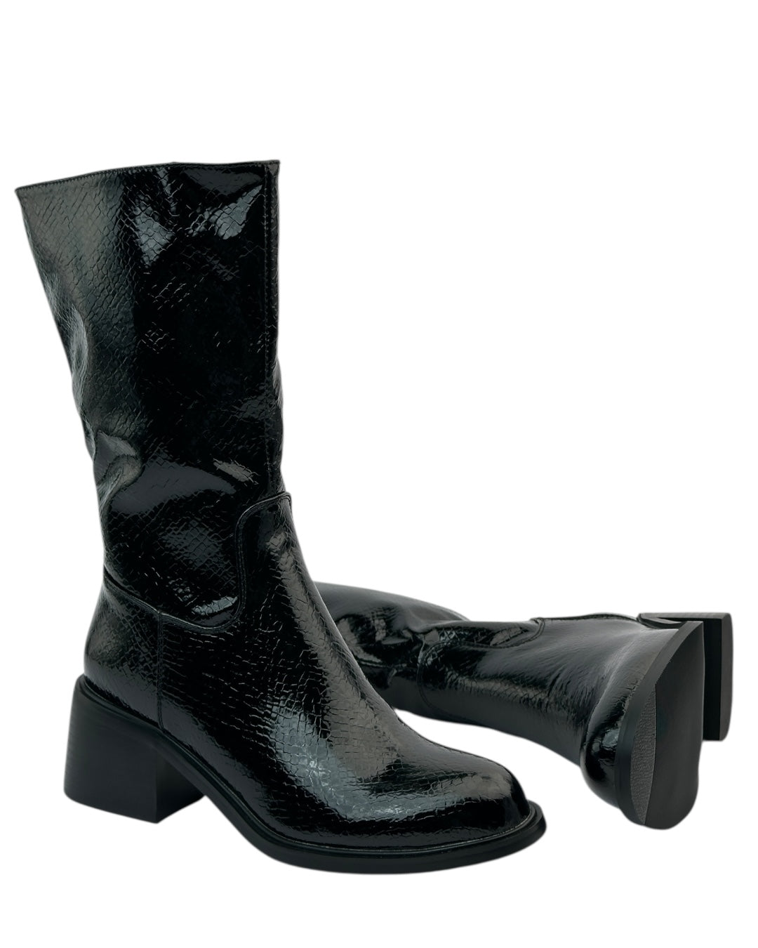 حذاء لامع بنقشة جلد الثعبان