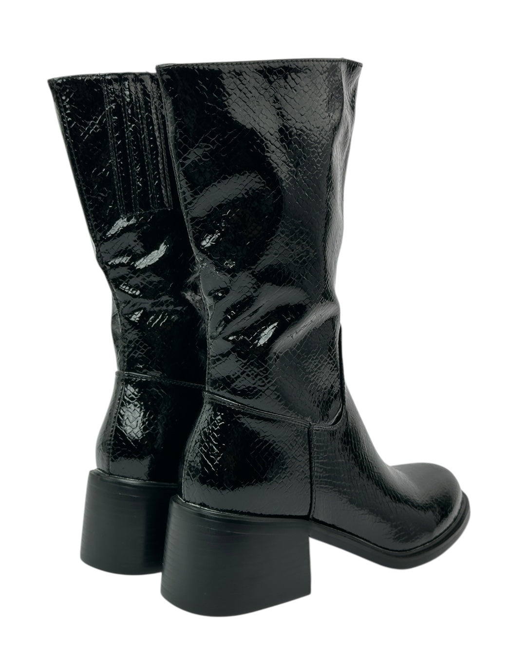 حذاء لامع بنقشة جلد الثعبان