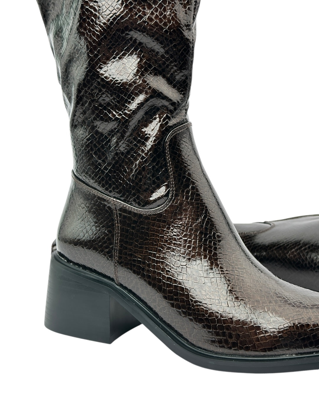 حذاء لامع بنقشة جلد الثعبان