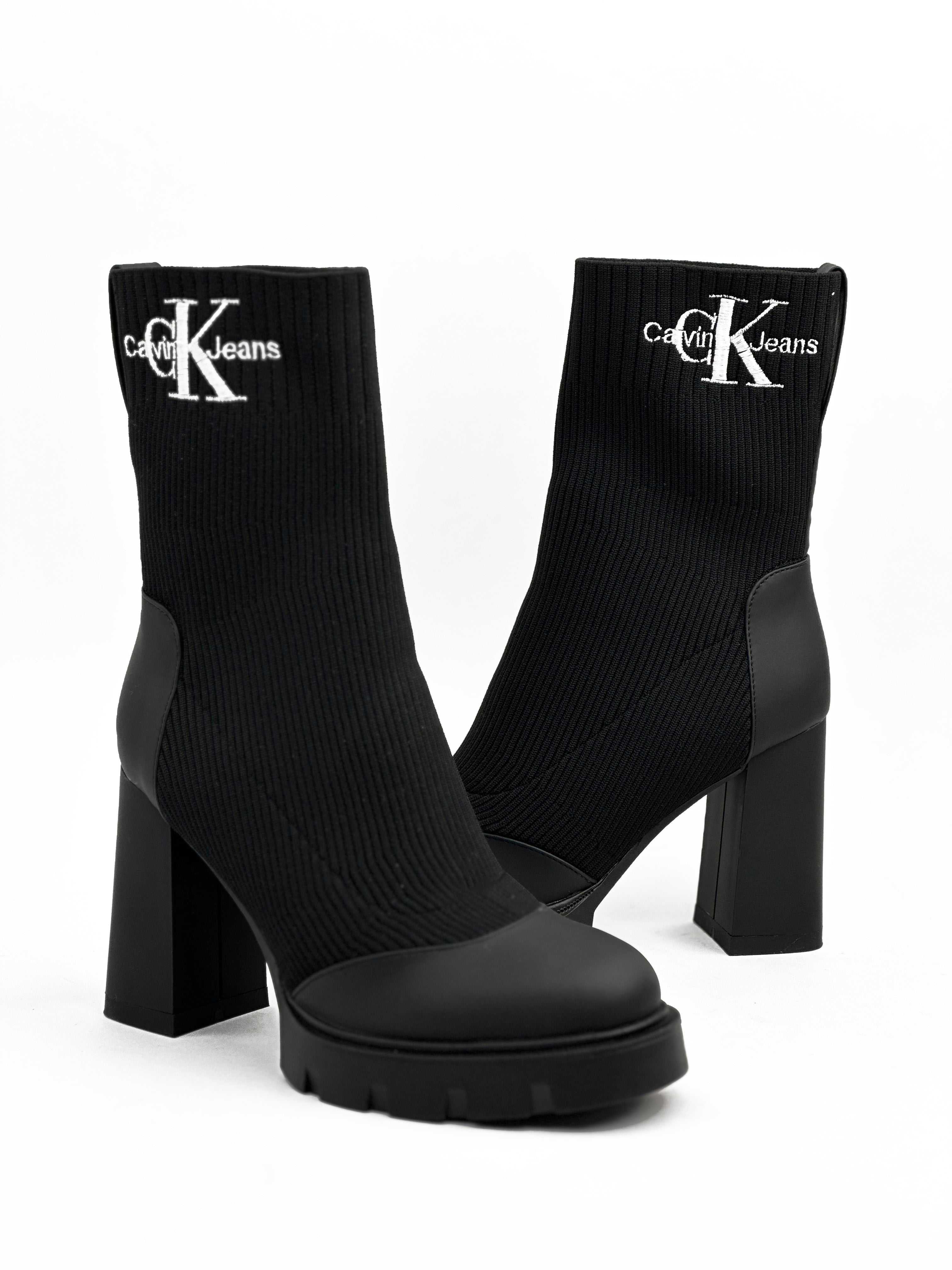 حذاء أسود متوسط الطول من القماش والجلد