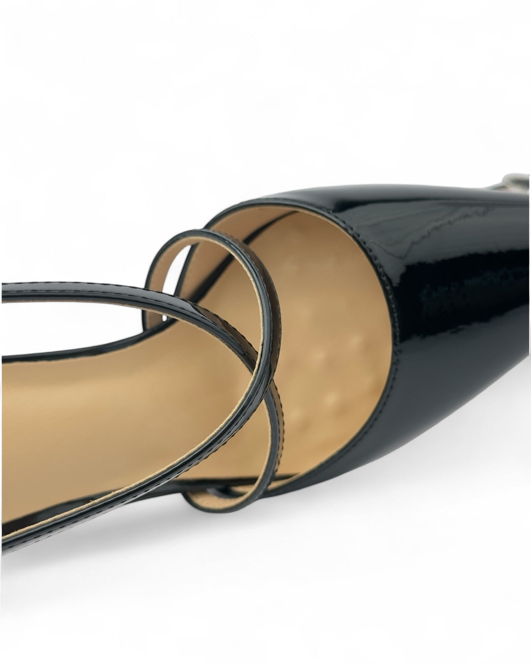 كعب أحمر بحزام كروس