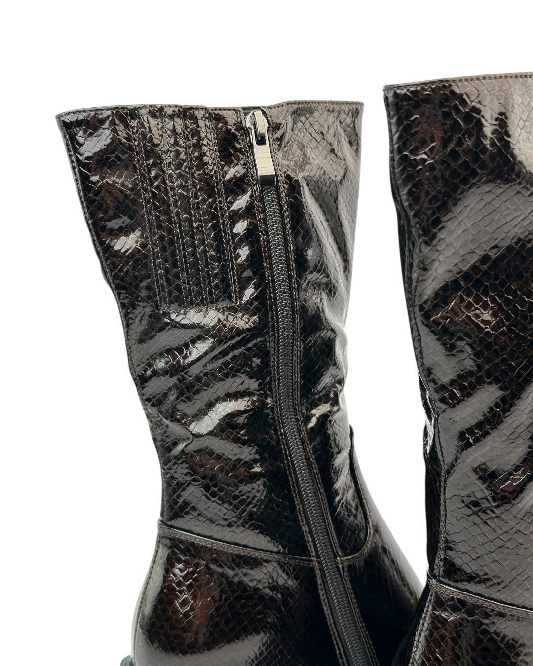 حذاء لامع بنقشة جلد الثعبان