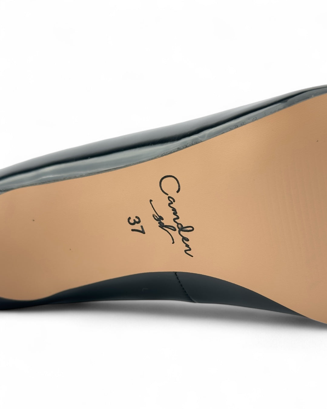 حذاء رسمي بكعب عالٍ بتفاصيل من القماش