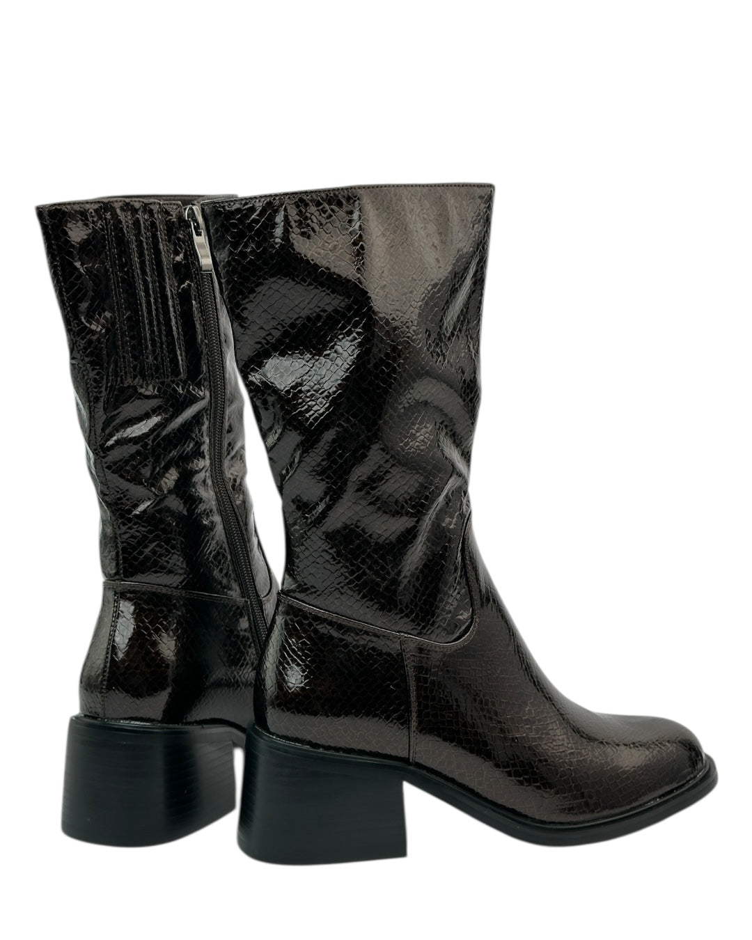 حذاء لامع بنقشة جلد الثعبان