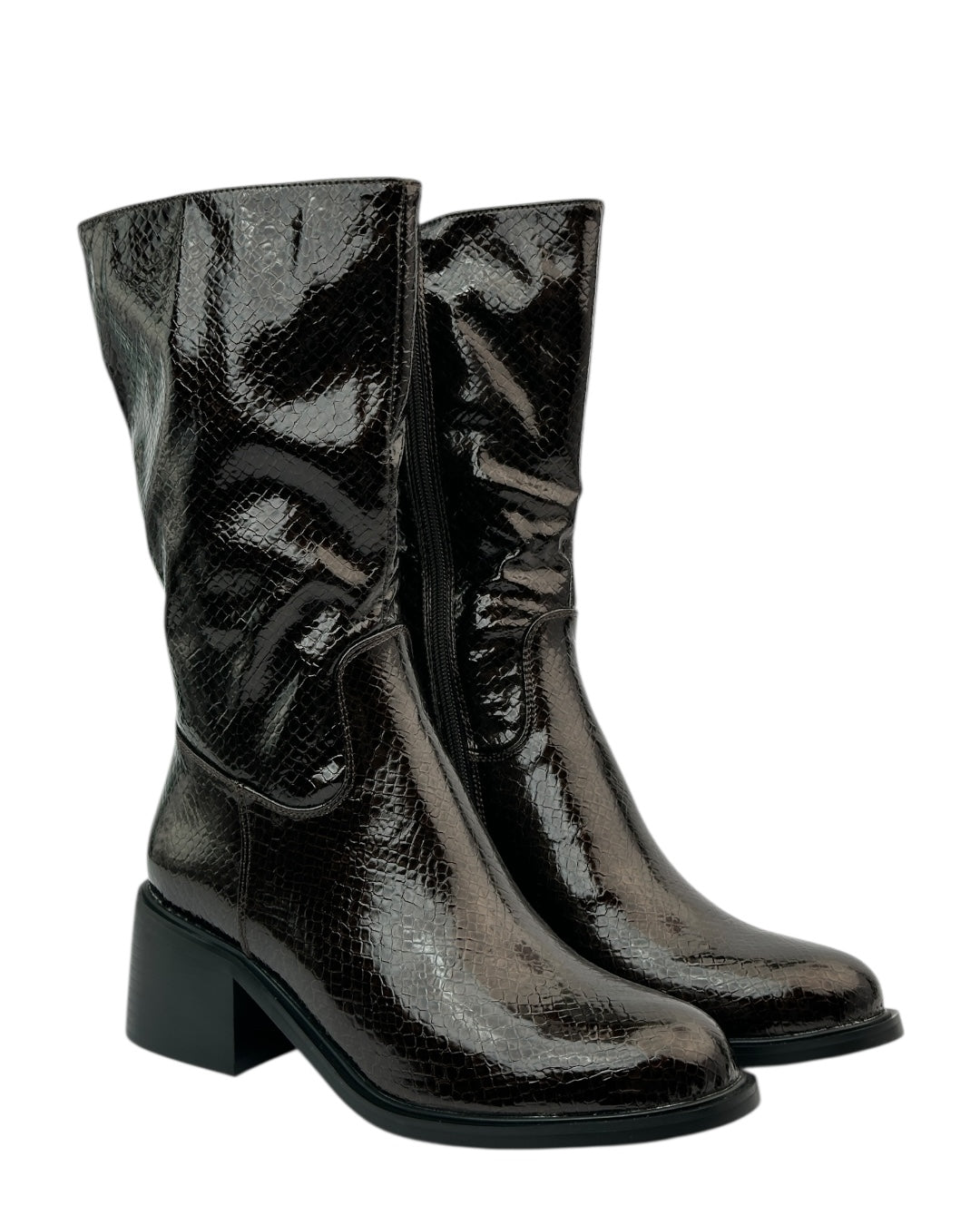 حذاء لامع بنقشة جلد الثعبان