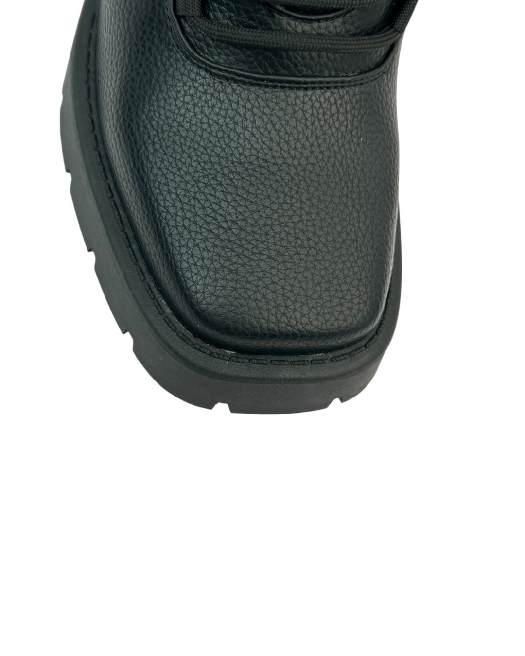 حذاء برباط وكعب عريض