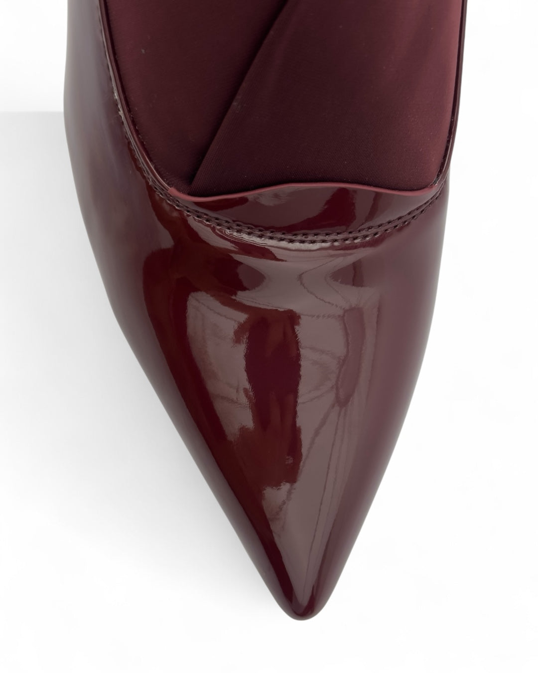 حذاء رسمي بكعب عالٍ بتفاصيل من القماش