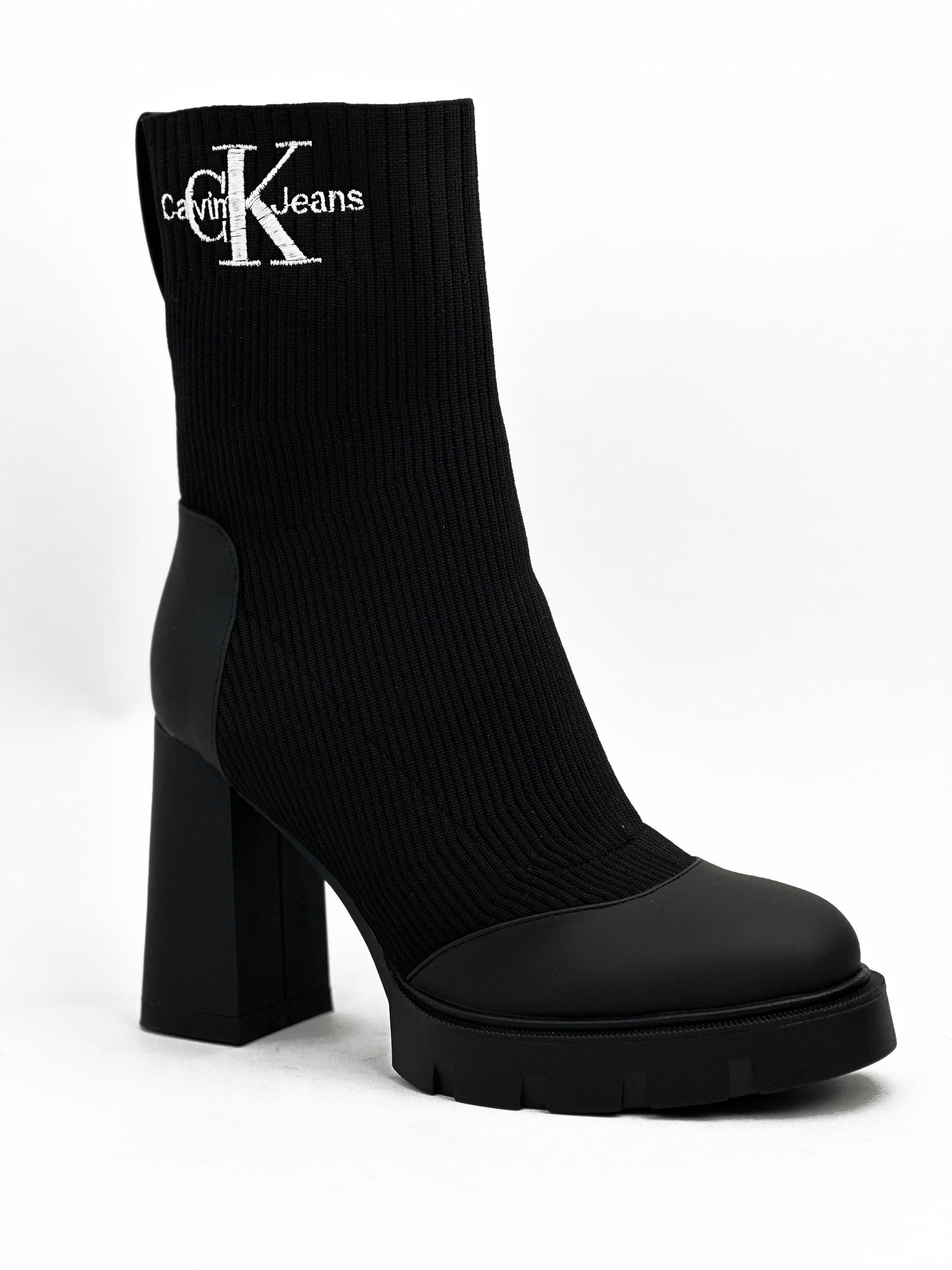 حذاء أسود متوسط الطول من القماش والجلد