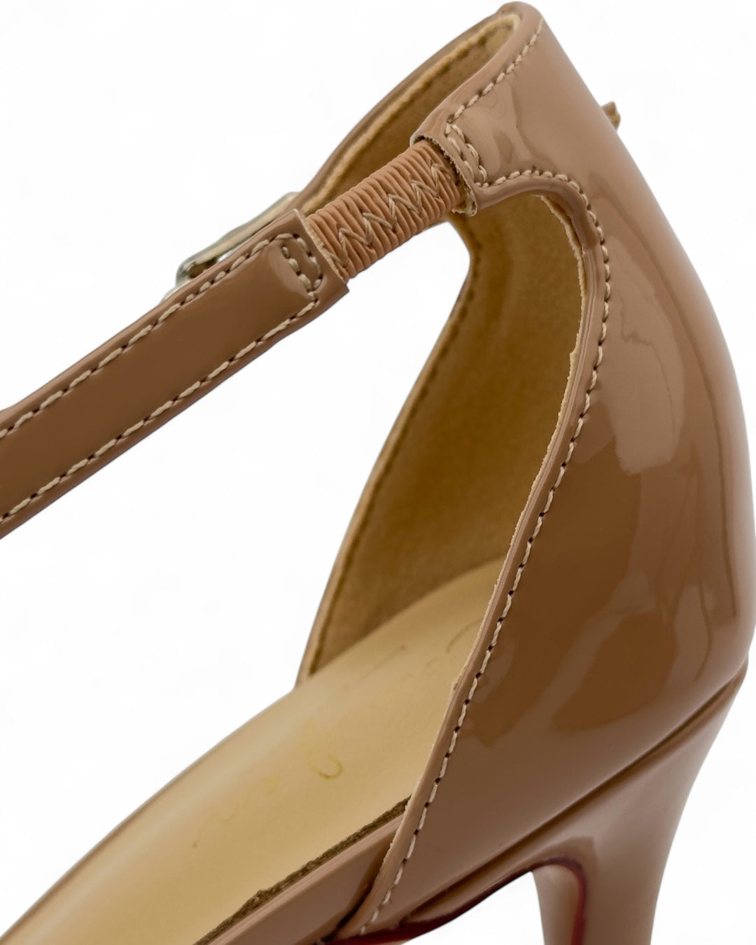 كعب أحمر بحزام كروس