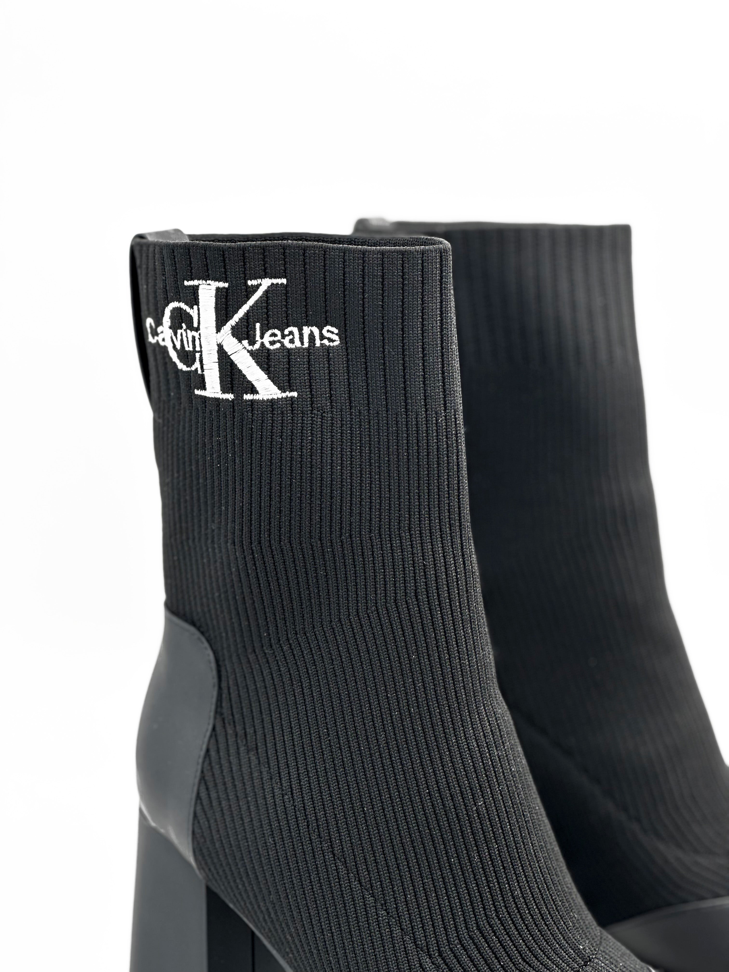 حذاء أسود متوسط الطول من القماش والجلد