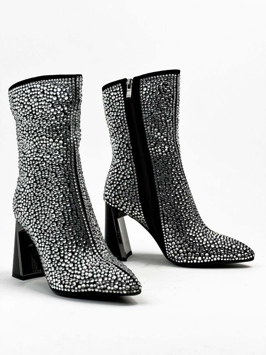 أحذية مرصعة بالترتر الفضي والأسود