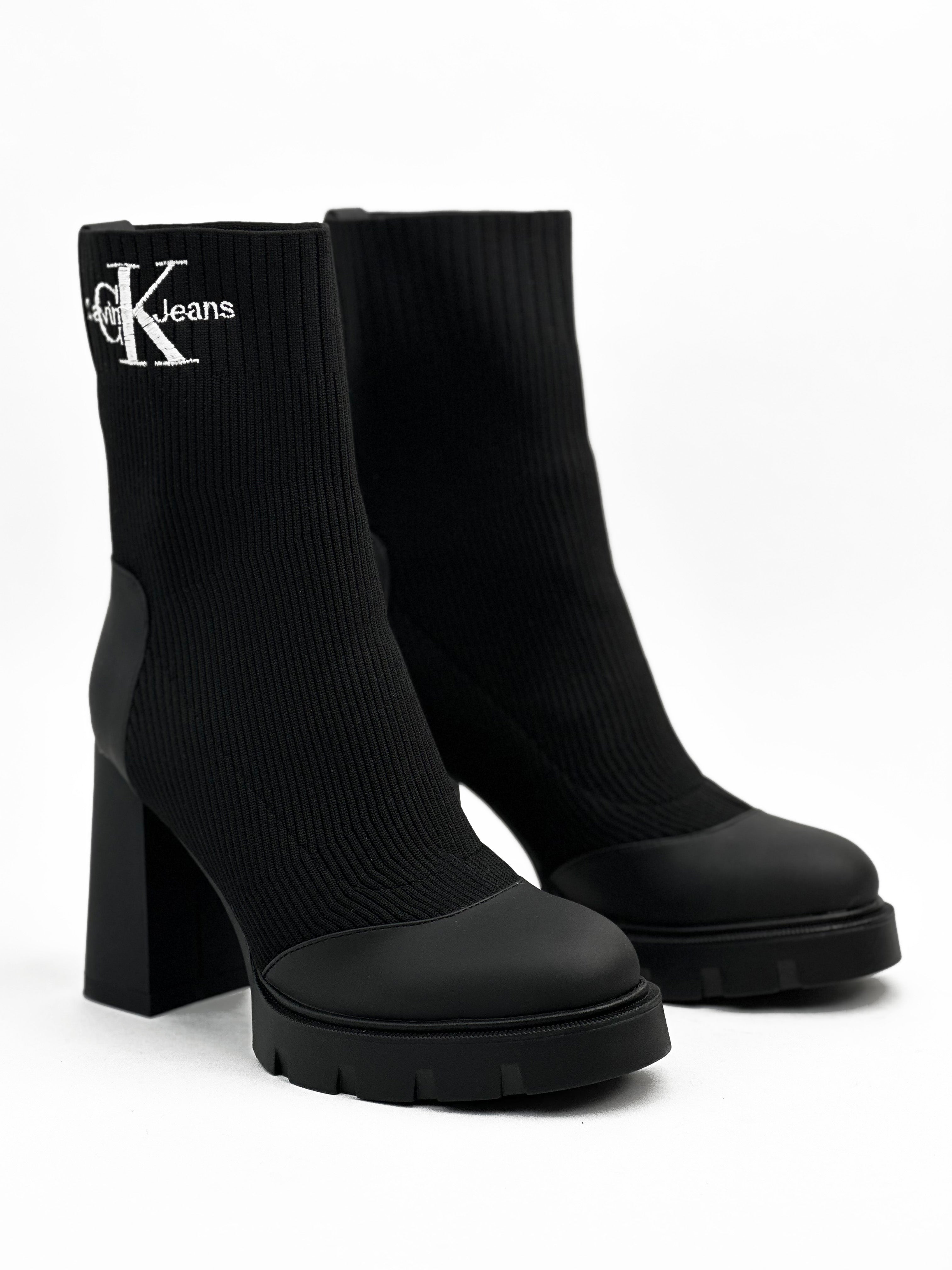 حذاء أسود متوسط الطول من القماش والجلد