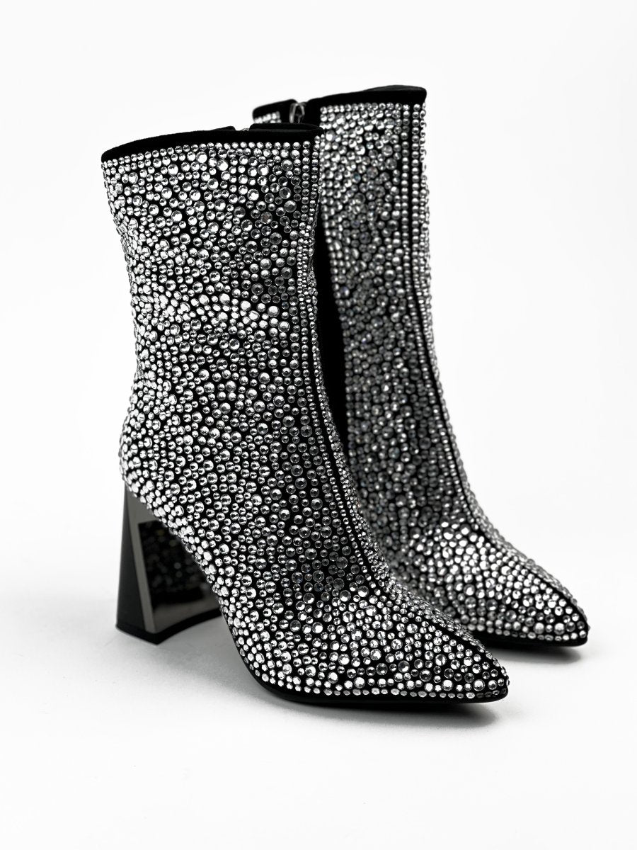 أحذية مرصعة بالترتر الفضي والأسود