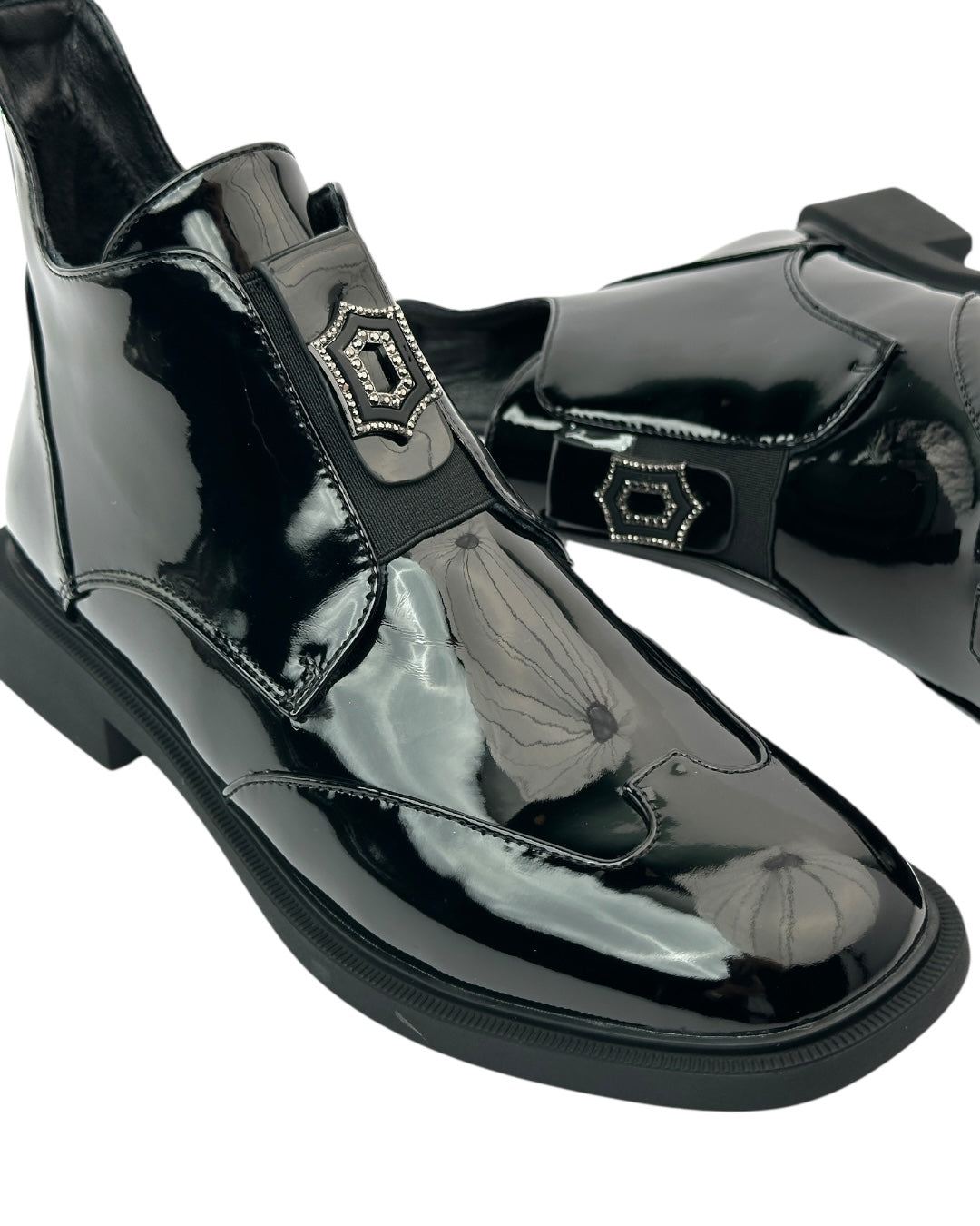 حذاء قصير من الجلد اللامع