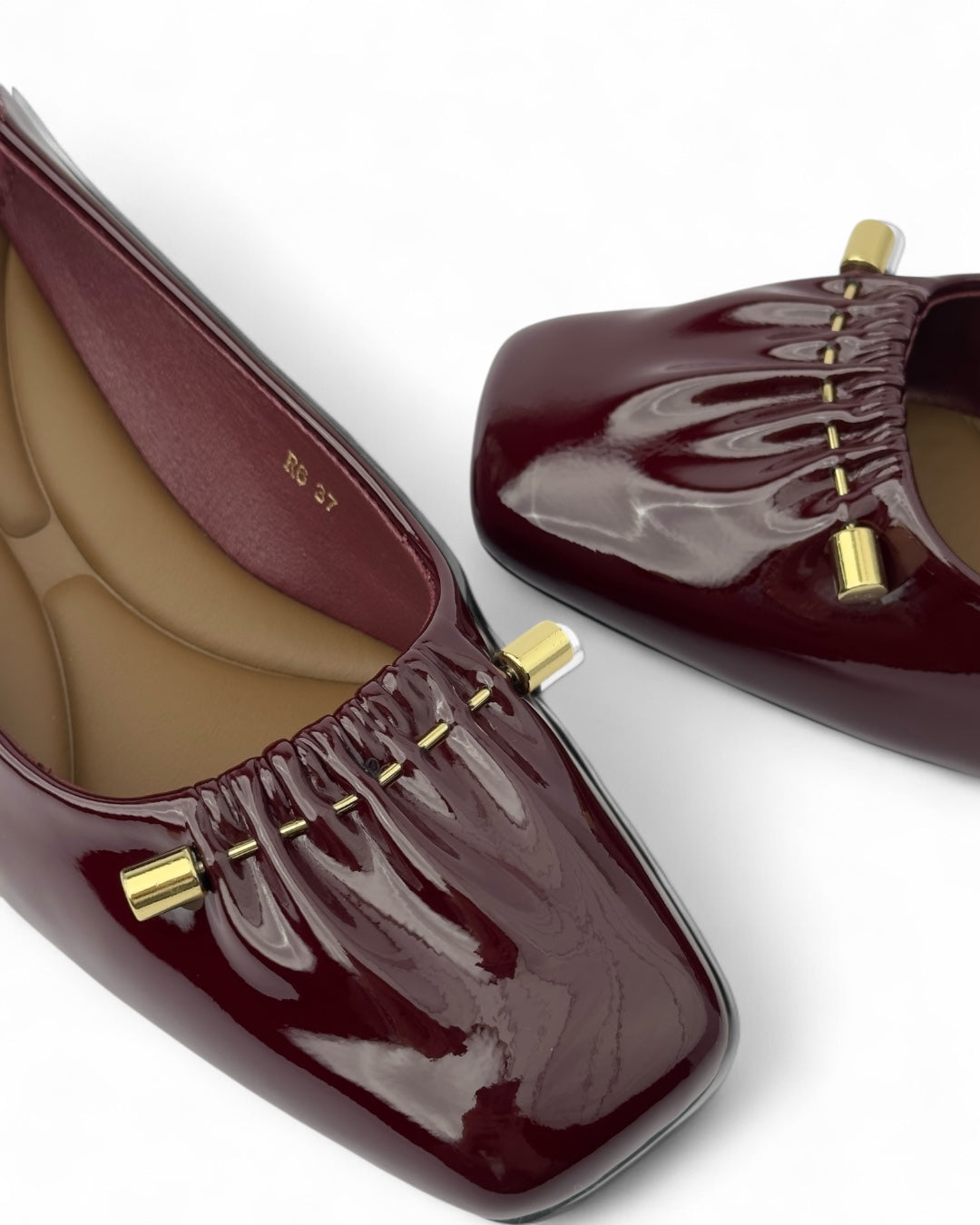 حذاء لوفر "طبي" بجلد بحلية ذهبية أمامية